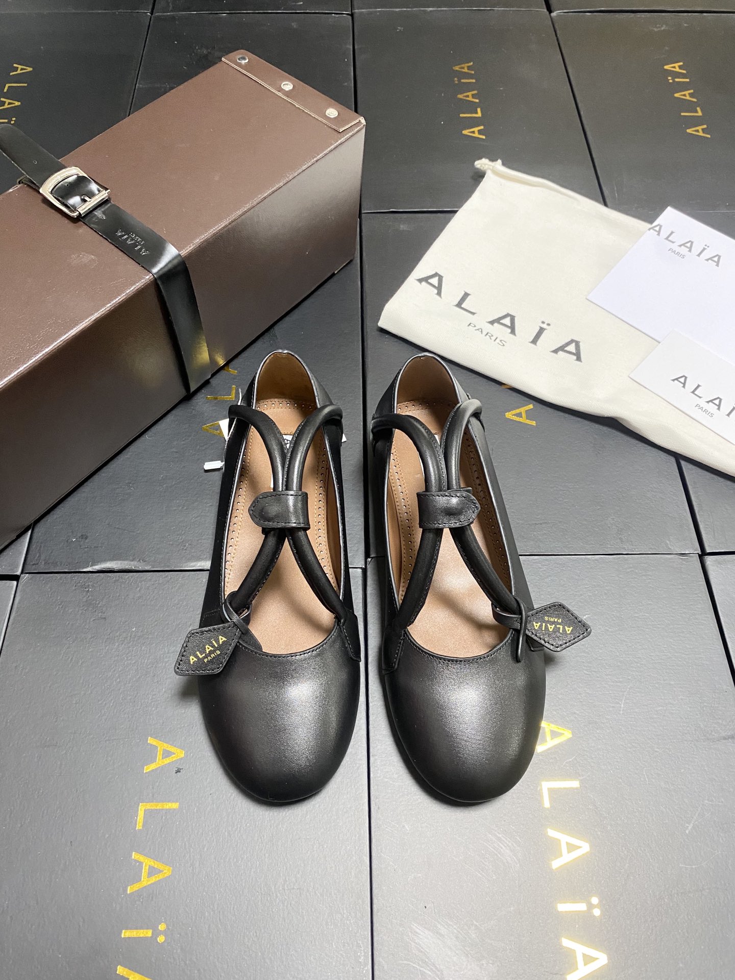 NO:559406,Original box Alaia runway style ballet flats!  Sweet and cool ballet style, a very popular ballet shoe, romantic, charming, comfortable and versatile. Fabric: black cowhide, sheepskin lining, private molded rubber non-slip outsole, size 35-42 (40/41 42 customized, non-returnable), ballet shoes, alaia, cowhide, sheepskin19860909原盒 Alaia 走秀款平底芭蕾舞平底单鞋！ 甜酷芭蕾风,人气超高的一款芭蕾舞鞋,浪漫又迷人舒适百搭. 面料 黑色牛皮 羊皮内里,私模橡胶防滑大底, 码数35-42（40/41 42定做不退换）,芭蕾舞鞋,alaia,cowhide,sheepskin,Women's Shoes