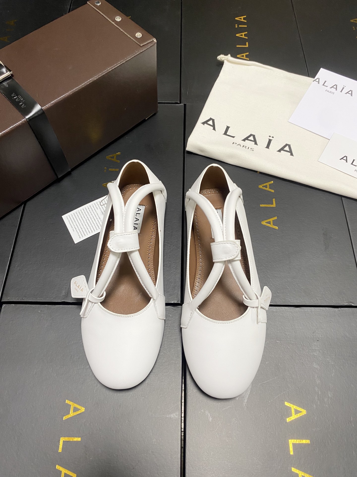 NO:559409,Original box Alaia runway style ballet flats!  Sweet and cool ballet style, a very popular ballet shoe, romantic, charming, comfortable and versatile. Fabric: white cowhide, sheepskin lining, private molded rubber non-slip outsole, size 35-42 (40/41 42 customized, non-returnable), ballet shoes, alaia, cowhide, sheepskin19860909原盒 Alaia 走秀款平底芭蕾舞平底单鞋！ 甜酷芭蕾风,人气超高的一款芭蕾舞鞋,浪漫又迷人舒适百搭. 面料 白色牛皮 羊皮内里,私模橡胶防滑大底, 码数35-42（40/41 42定做不退换）,芭蕾舞鞋,alaia,cowhide,sheepskin,Women's Shoes