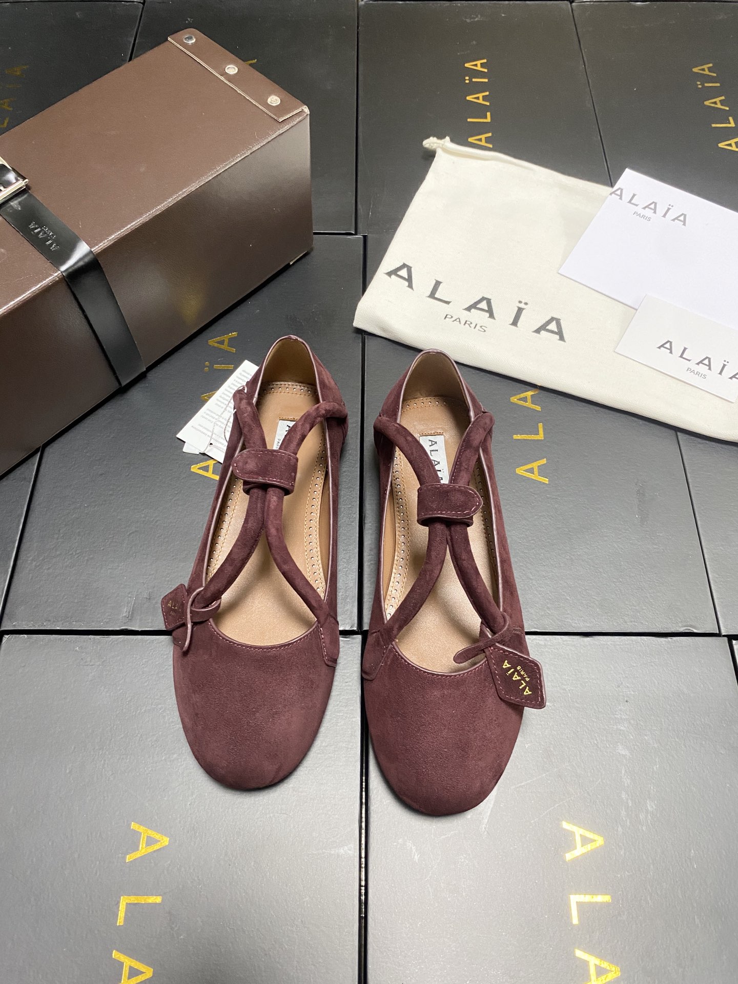 NO:559412,Original box Alaia runway style ballet flats!  Sweet and cool ballet style, a very popular ballet shoe, romantic, charming, comfortable and versatile. Fabric: burgundy sheepskin lining, private molded rubber non-slip outsole, size 35-42 (40/41 42 customized, non-returnable), ballet shoes, alaia, sheepskin, sheep19860909原盒 Alaia 走秀款平底芭蕾舞平底单鞋！ 甜酷芭蕾风,人气超高的一款芭蕾舞鞋,浪漫又迷人舒适百搭. 面料 酒红羊京 羊皮内里,私模橡胶防滑大底, 码数35-42（40/41 42定做不退换）,芭蕾舞鞋,alaia,sheepskin,sheep,Women's Shoes