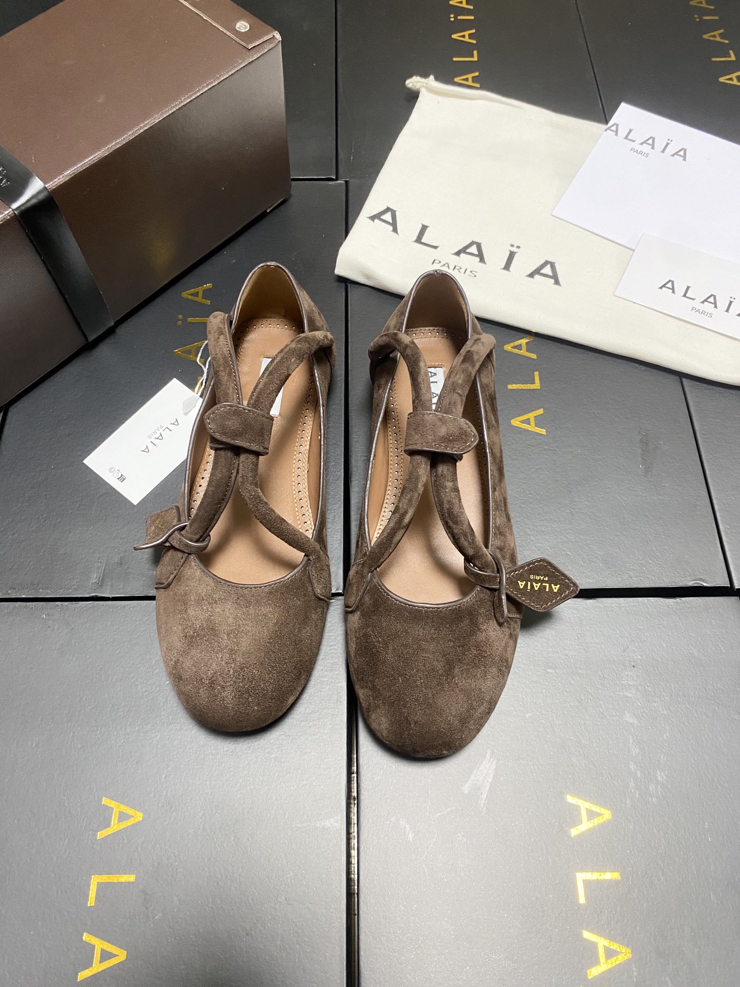 NO:559415,Original box Alaia runway style ballet flats!  Sweet and cool ballet style, a very popular ballet shoe, romantic, charming, comfortable and versatile. Fabric: brown sheepskin, sheepskin lining, private molded rubber non-slip outsole, size 35-42 (40/41 42 custom-made, non-returnable), ballet shoes, alaia, sheepskin, sheep19860909原盒 Alaia 走秀款平底芭蕾舞平底单鞋！ 甜酷芭蕾风,人气超高的一款芭蕾舞鞋,浪漫又迷人舒适百搭. 面料 咖啡色羊京 羊皮内里,私模橡胶防滑大底, 码数35-42（40/41 42定做不退换）,芭蕾舞鞋,alaia,sheepskin,sheep,Women's Shoes