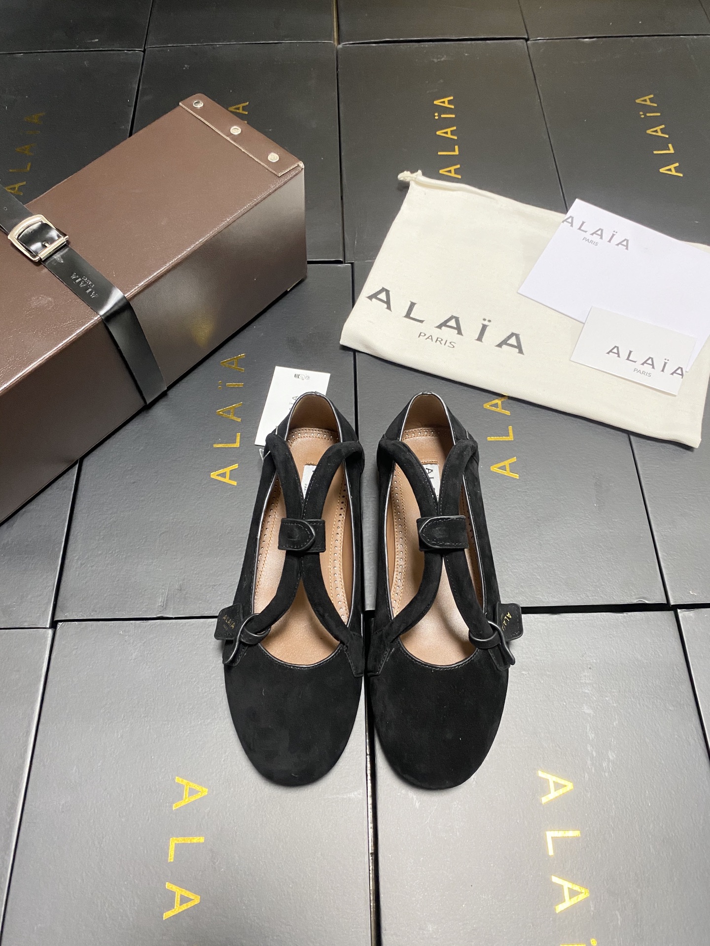 NO:559418,Original box Alaia runway style ballet flats!  Sweet and cool ballet style, a very popular ballet shoe, romantic, charming, comfortable and versatile. Fabric black sheepskin sheepskin lining, private molded rubber non-slip outsole, size 35-42 (40/41 42 customized non-refundable), ballet shoes, alaia, sheepskin, sheep19860909原盒 Alaia 走秀款平底芭蕾舞平底单鞋！ 甜酷芭蕾风,人气超高的一款芭蕾舞鞋,浪漫又迷人舒适百搭. 面料 黑色羊京 羊皮内里,私模橡胶防滑大底, 码数35-42（40/41 42定做不退换）,芭蕾舞鞋,alaia,sheepskin,sheep,Women's Shoes