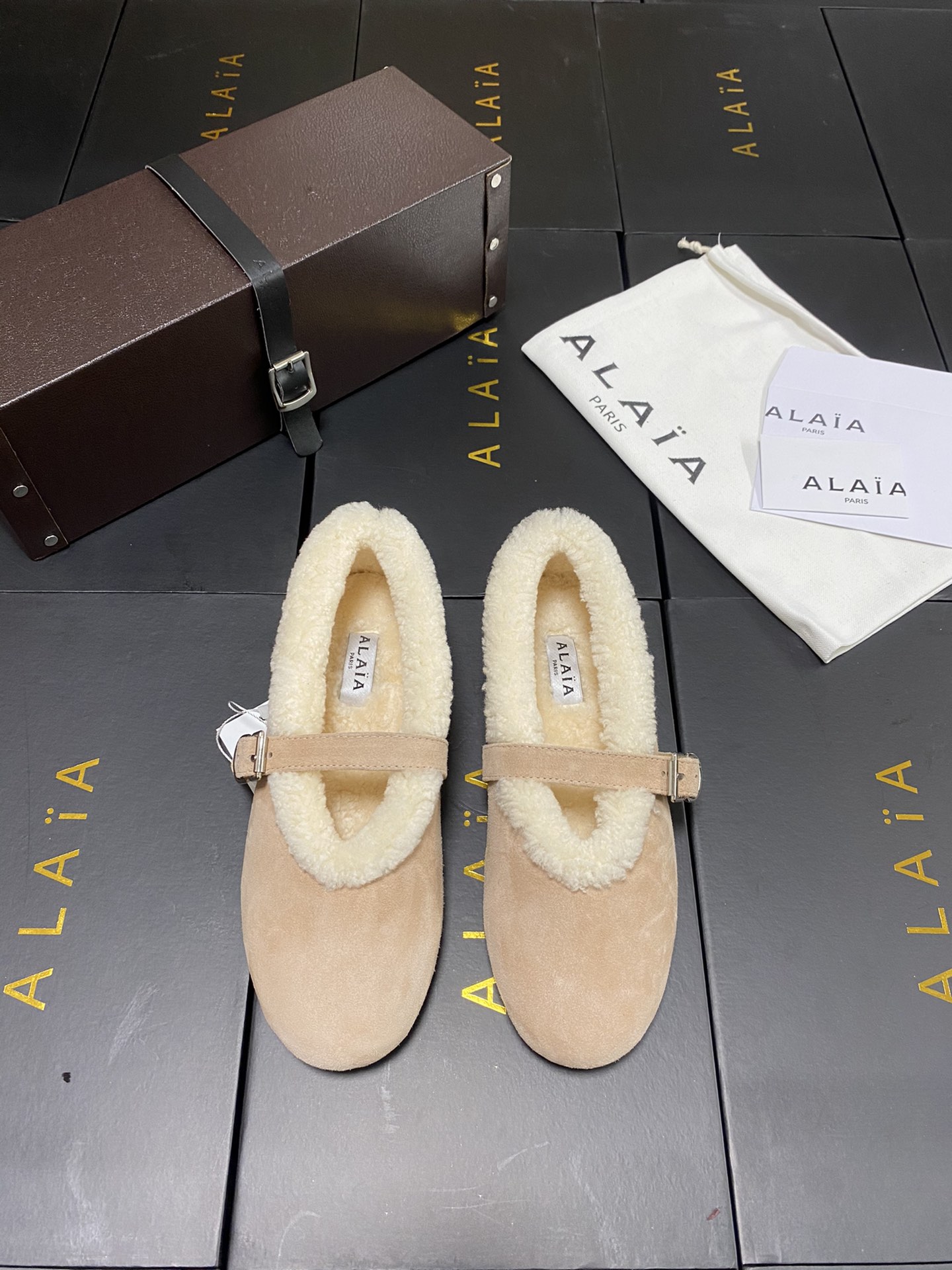NO:577416,Leather box Alaia's new autumn and winter wool Mary Jane ballet shoes are made of suede fabric with lambswool lining, which has strong warmth; a one-line buckle design and metal buckles enhance the texture, giving it a retro and refined feel. The round-toe version accommodates the foot shape, and the flat-bottom design ensures comfort. The plush edge of the shoe mouth is soft and cute, and the style is between casual and retro. Upper sheepskin fabric Lining wool outsole Original rubber non-slip outsole  Size: 35-42 (40.41 42 customization is not returnable), fur shoes, alaia, mary jane, sheep19860909皮盒 Alaia 秋冬新款羊毛玛丽珍鞋芭蕾鞋 采用反绒面料搭配羊羔毛内里,保暖性强；一字扣带设计,金属扣具提升质感,兼具复古与精致感.圆头版型包容脚型,平底设计保障舒适度,鞋口的毛绒边缘柔和又显可爱,风格介于休闲与复古之间. 鞋面羊猄面料 内里羊毛 大底原版橡胶防滑大底 码数:35-42（40.41 42定制不退换）,毛毛鞋,alaia,mary jane,sheep,Women's Shoes
