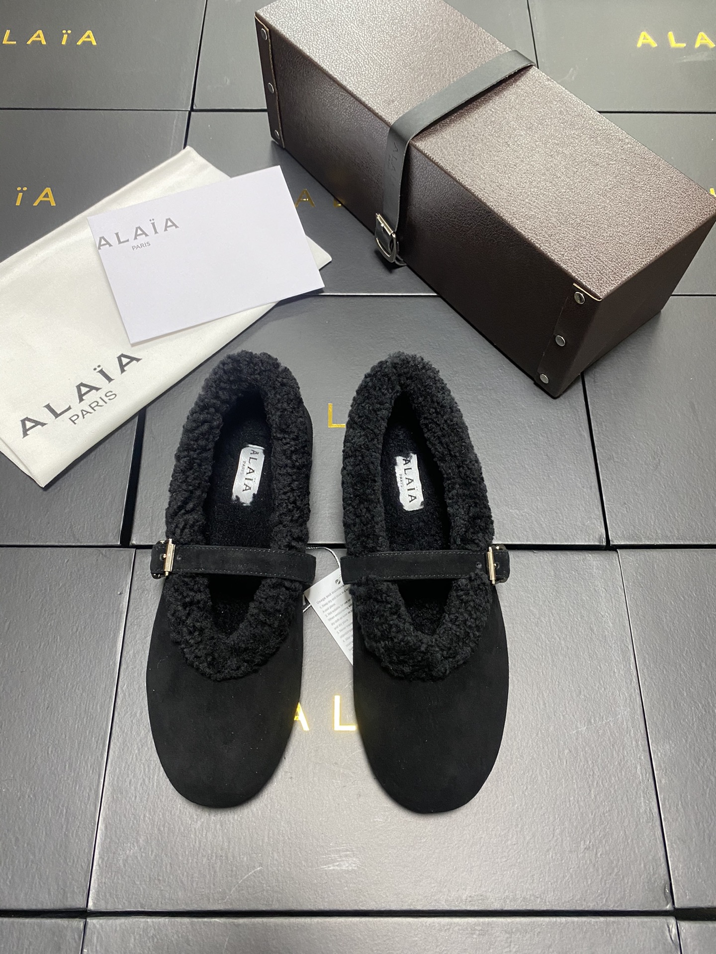 NO:630705,Alaia's new wool Mary Jane ballet shoes for autumn and winter are made of suede fabric with lambswool lining, which has strong warmth; a one-line buckle design and metal buckles enhance the texture, giving it a retro and refined feel. The round-toe version accommodates the foot shape, and the flat-soled design ensures comfort. The plush edge of the shoe mouth is soft and cute, and the style is between casual and retro. The upper is sheepskin fabric and the lining is wool. The outsole is original rubber non-slip outsole. Size: 35-42 (40.41)  42 Customized (non-refundable), ballet shoes, alaia, mary jane, sheep19860909Alaia 秋冬新款羊毛玛丽珍鞋芭蕾鞋 采用反绒面料搭配羊羔毛内里,保暖性强；一字扣带设计,金属扣具提升质感,兼具复古与精致感.圆头版型包容脚型,平底设计保障舒适度,鞋口的毛绒边缘柔和又显可爱,风格介于休闲与复古之间. 鞋面羊猄面料 内里羊毛 大底原版橡胶防滑大底 码数:35-42（40.41 42定制不退换）,芭蕾舞鞋,alaia,mary jane,sheep,Women's Shoes