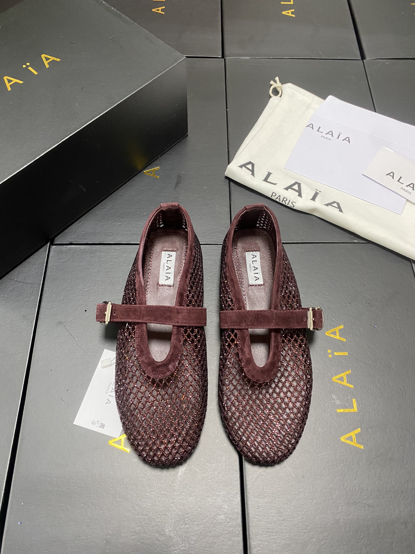 NO:668675,Mesh rhinestone style, original box of 10 Alaia flat ballet flat shoes!  Sweet and cool ballet style, a very popular ballet shoe, romantic, charming, comfortable and versatile. Sheepskin fabric, sheepskin lining, private molded rubber non-slip outsole, size 35-45 (40-45 customized, non-returnable, 43 44 45 unit price 10), ballet shoes, alaia, sheepskin, sheep19860909网纱钻面款 原盒10 Alaia 走平底芭蕾舞平底单鞋！ 甜酷芭蕾风,人气超高的一款芭蕾舞鞋,浪漫又迷人舒适百搭. 羊京面料 羊皮内里, 私模橡胶防滑大底, 码数35-45（40-45定做不退换,43 44 45单价10）,芭蕾舞鞋,alaia,sheepskin,sheep,Women's Shoes