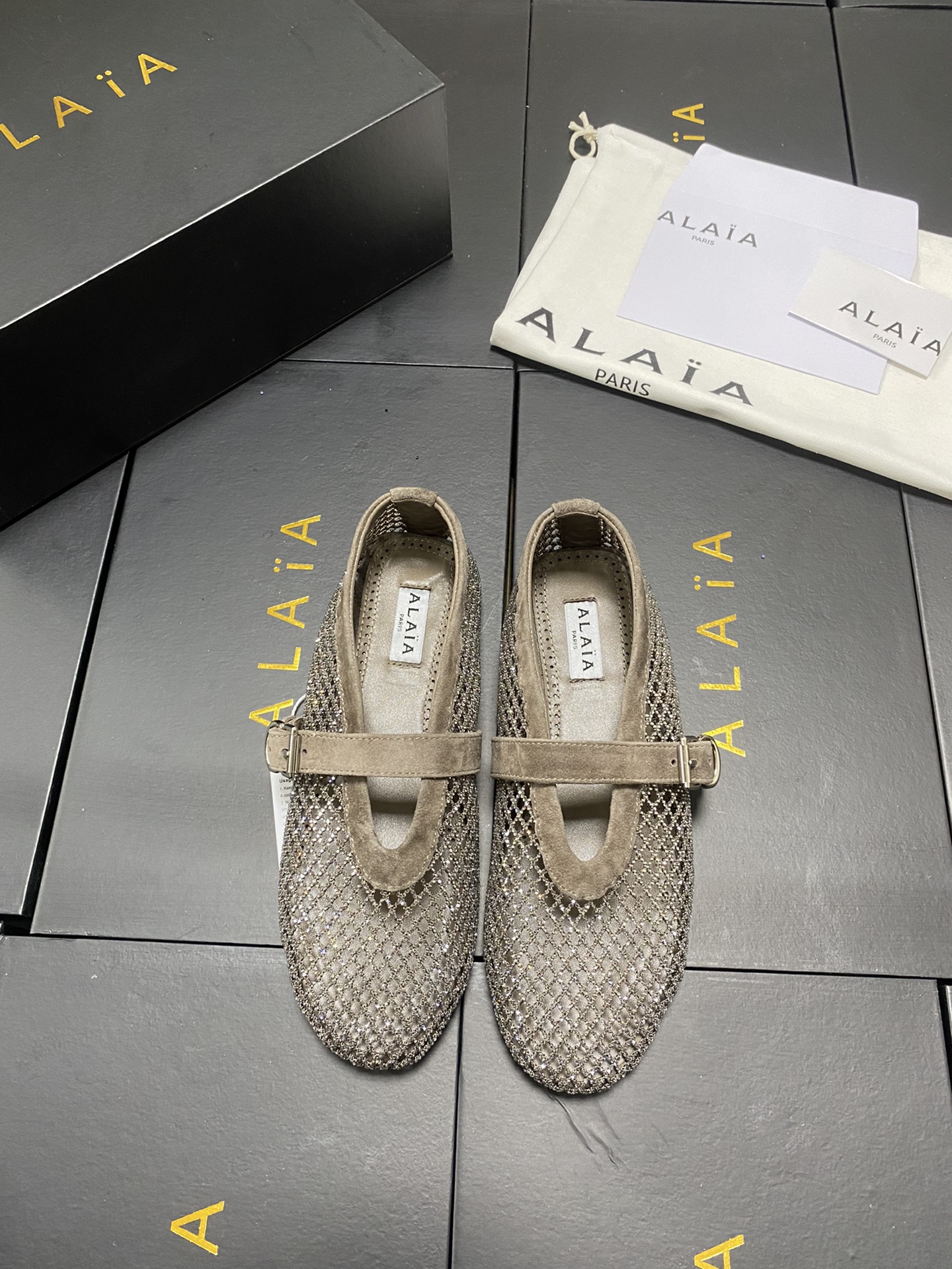 NO:749896,Mesh rhinestone style, original box of 10 Alaia flat ballet flat shoes!  Sweet and cool ballet style, a very popular ballet shoe, romantic, charming, comfortable and versatile. Sheepskin fabric, sheepskin lining, private molded rubber non-slip outsole, size 35-45 (40-45 customized, non-returnable, 43 44 45 unit price 10), ballet shoes, alaia, sheepskin, sheep19860909网纱钻面款 原盒10 Alaia 走平底芭蕾舞平底单鞋！ 甜酷芭蕾风,人气超高的一款芭蕾舞鞋,浪漫又迷人舒适百搭. 羊京面料 羊皮内里, 私模橡胶防滑大底, 码数35-45（40-45定做不退换,43 44 45单价10）,芭蕾舞鞋,alaia,sheepskin,sheep,Women's Shoes