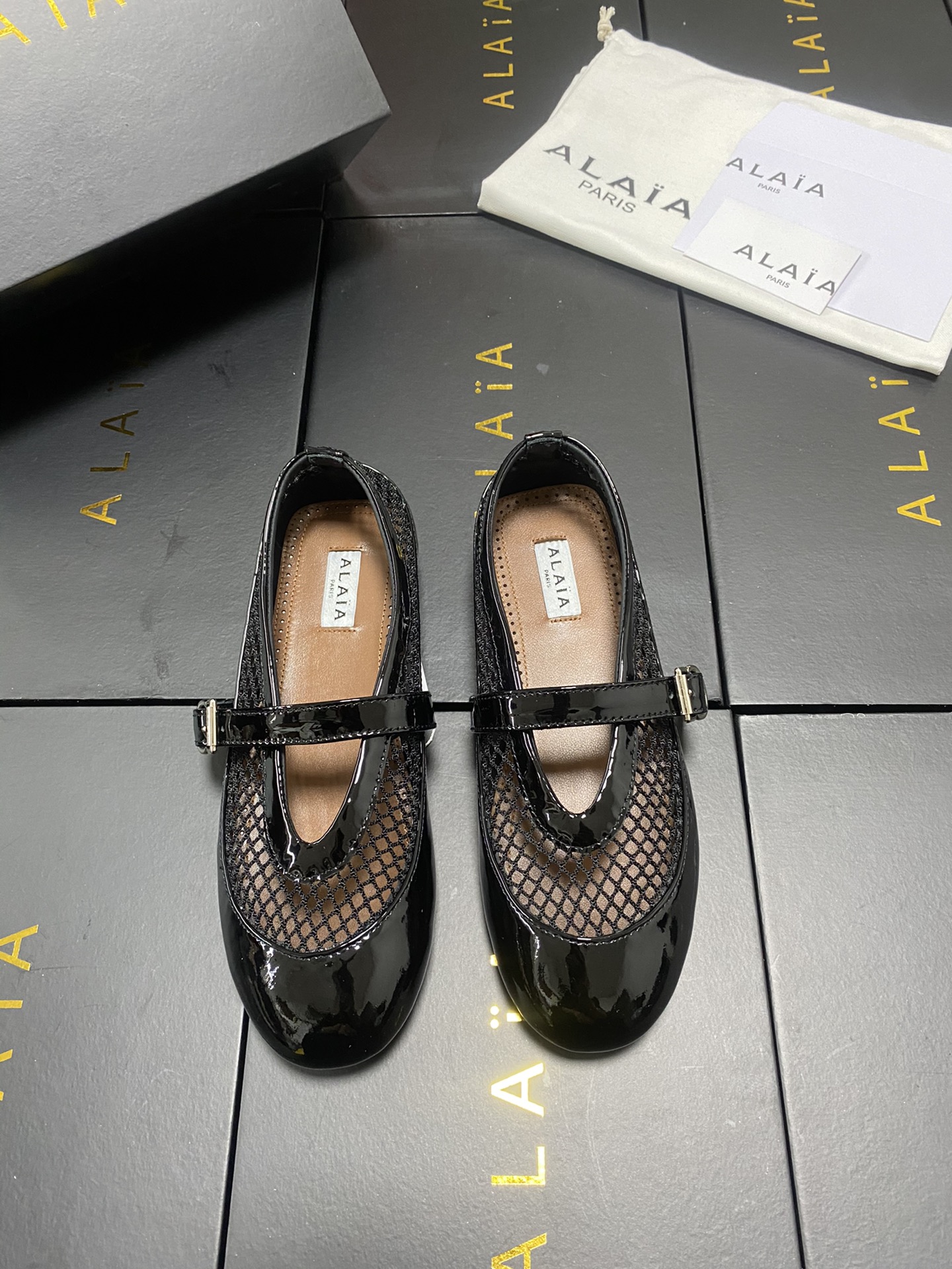 NO:679097,Original box 2026 latest fishnet shoes are new. Mary Jane and fishnets are a perfect match!  !  The style is upgraded and the practical performance is wider.. Revealing the secrets of the upper and lower feet, you can instantly become a fashion icon~~ Fabric: Patent leather + fishnet Lining/foot pads: Sheepskin Outsole: Original rubber outsole Size: 35-45 (40-45 customization is non-returnable, 43 44 45 unit price), ballet shoes, mary jane, sheepskin19860909原盒 2026最新渔网鞋上新啦 玛丽珍与渔网的绝佳搭配！！ 款式升级的同时实穿性能更广了.. 上脚揭秘,让你秒变时尚icon~~ 面料:漆皮+渔网 内里/垫脚:羊皮 大底:原版橡胶大底 码数:35-45(40-45定制不退不换,43 44 45单价),芭蕾舞鞋,mary jane,sheepskin,Women's Shoes