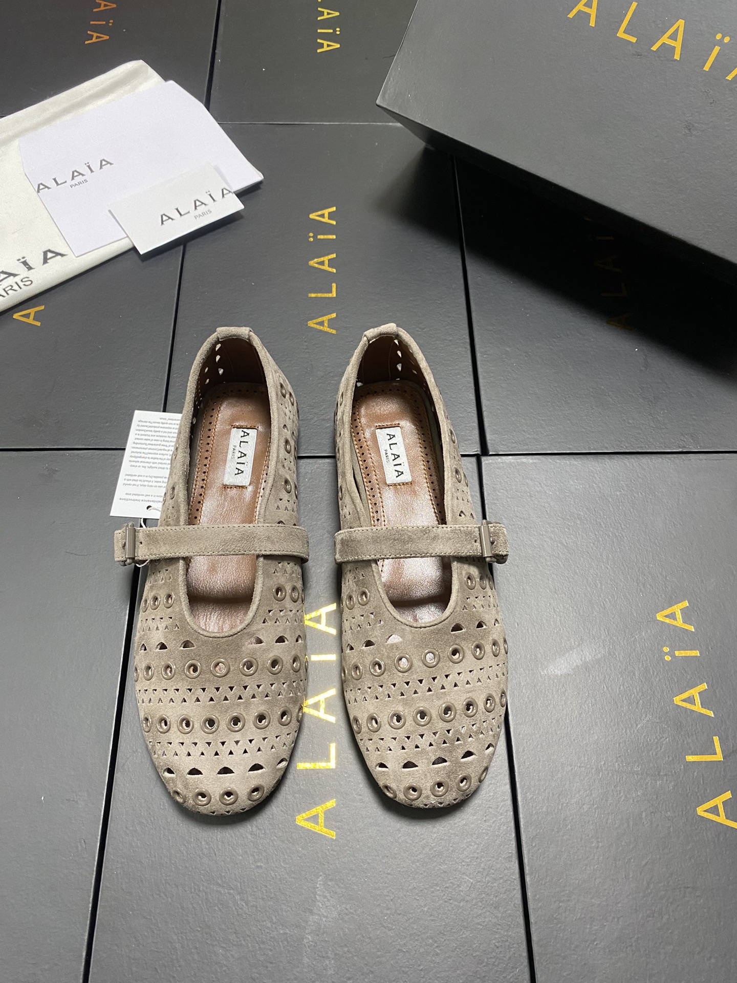 NO:749897,Leather box Alaia catwalk style ballet flats!  Sweet and cool ballet style, a very popular ballet shoe, romantic, charming, comfortable and versatile. Made of sheepskin sheepskin lining, private molded rubber non-slip outsole, size 35-45 (40-45 customized, non-returnable, 43-45 unit price), ballet shoes, alaia, sheepskin, sheep19860909皮盒 Alaia 走秀款平底芭蕾舞平底单鞋！ 甜酷芭蕾风,人气超高的一款芭蕾舞鞋,浪漫又迷人舒适百搭. 面料羊京 羊皮内里,私模橡胶防滑大底, 码数35-45（40-45定做不退换,43-45单价）,芭蕾舞鞋,alaia,sheepskin,sheep,Women's Shoes