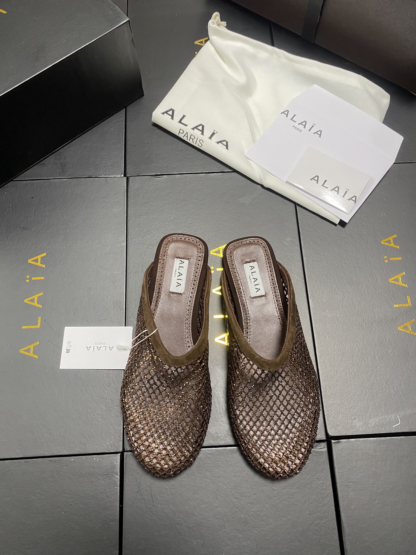 NO:749894,Original box Alaia catwalk model mesh hot-drilled flat-soled half-drag sandals, sweet and cool ballet style, a very popular ballet slipper, romantic, charming, comfortable and versatile. Original custom-made sheepskin + hot-drilled fabric, sheepskin lining, private molded rubber non-slip outsole, size 35-45 (40-45 customized non-refundable, unit price 43 44 45), ballet shoes, alaia, sandals, sheepskin, sheep19860909原盒 Alaia 走秀款网纱烫钻平底半拖凉鞋拖 甜酷芭蕾风,人气超高的一款芭蕾舞鞋,浪漫又迷人舒适百搭. 原版订制羊京+烫钻面料, 羊皮内里,私模橡胶防滑大底, 码数35-45（40-45定做不退换,43 44 45 单价）,芭蕾舞鞋,alaia,sandals,sheepskin,sheep,Women's Shoes