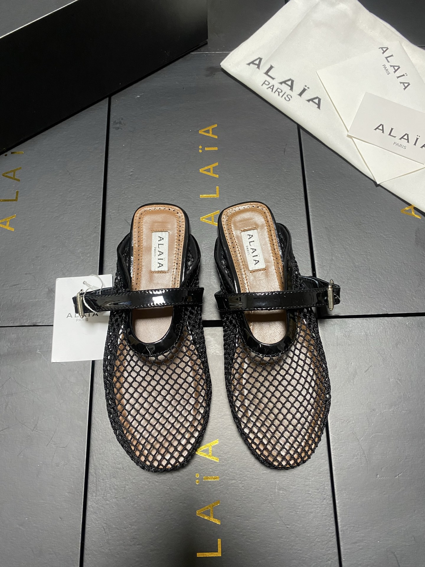 NO:873494,!  !  Mesh slippers!  Original box Alaia runway style ballet flats!  Sweet and cool ballet style, a very popular ballet shoe, romantic, charming, comfortable and versatile. Original patent leather fabric, sheepskin lining, private molded rubber non-slip outsole, size 35-45 (40-45 customized, non-refundable, unit price 434445), ballet shoes, alaia, slippers, cowhide, sheepskin19860909！！网纱拖鞋款！原盒 Alaia 走秀款平底芭蕾舞平底单鞋！ 甜酷芭蕾风,人气超高的一款芭蕾舞鞋,浪漫又迷人舒适百搭. 原版漆皮牛皮 面料, 羊皮内里,私模橡胶防滑大底, 码数35-45（40-45定做不退换,434445单价）,芭蕾舞鞋,alaia,slippers,cowhide,sheepskin,Women's Shoes