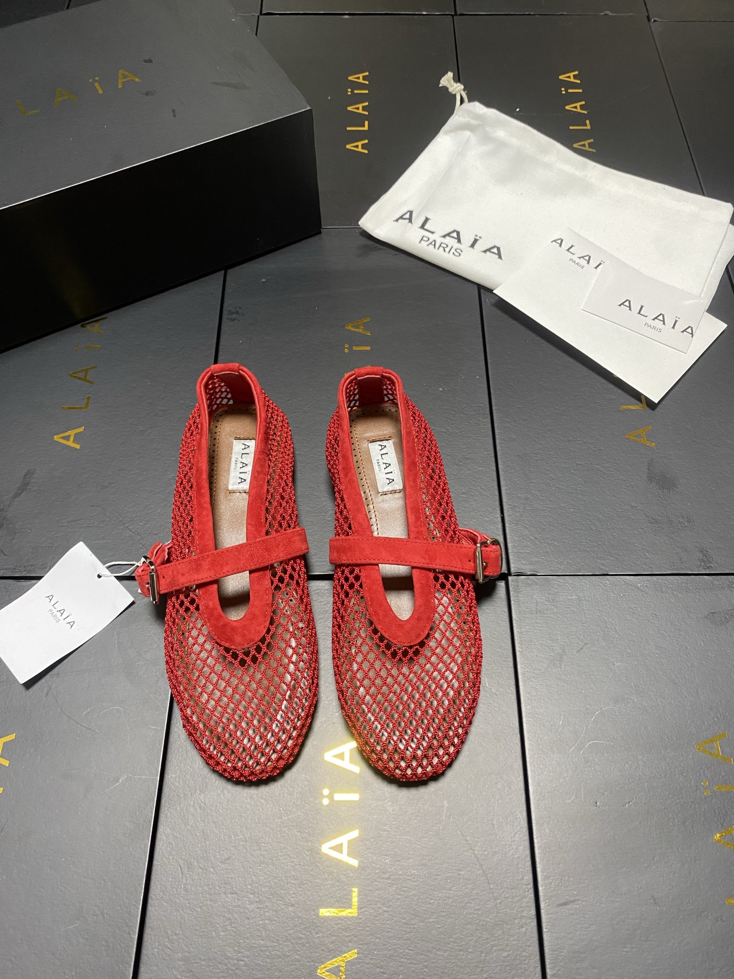 NO:873511,!  !  Mesh style!  !  !  Original box Alaia runway style ballet flats!  Sweet and cool ballet style, a very popular ballet shoe, romantic, charming, comfortable and versatile. Original custom-made sheepskin fabric, sheepskin lining, private molded rubber non-slip outsole, size 35-45 (custom-made 40-45 is non-refundable, unit price 434445), ballet shoes, alaia, sheepskin, sheep19860909！！网纱款！！！原盒 Alaia 走秀款平底芭蕾舞平底单鞋！ 甜酷芭蕾风,人气超高的一款芭蕾舞鞋,浪漫又迷人舒适百搭. 原版订制羊京面料, 羊皮内里,私模橡胶防滑大底, 码数35-45（40-45定做不退换,434445单价）,芭蕾舞鞋,alaia,sheepskin,sheep,Women's Shoes