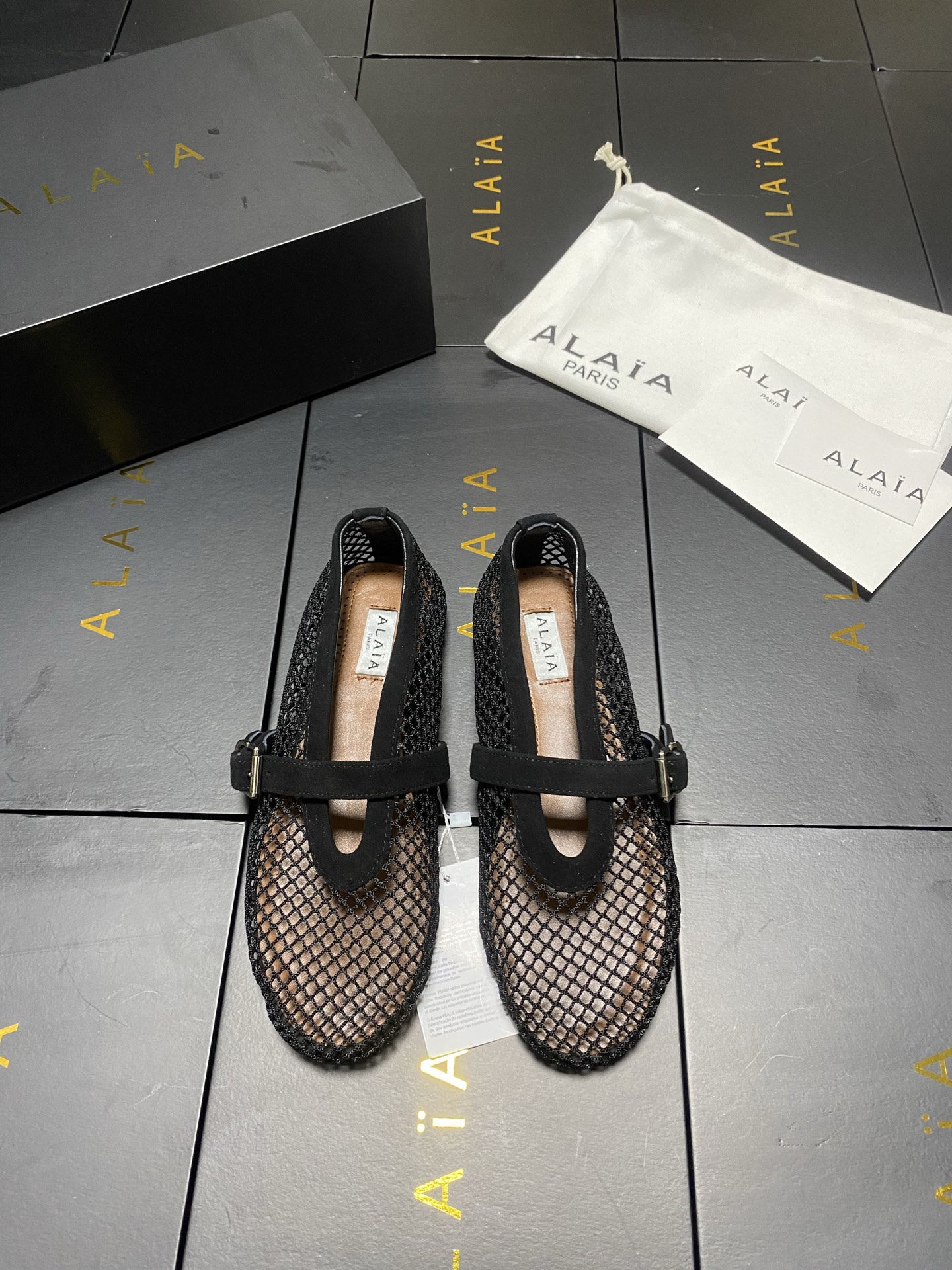 NO:873519,!  !  Mesh style!  !  !  Original box Alaia runway style ballet flats!  Sweet and cool ballet style, a very popular ballet shoe, romantic, charming, comfortable and versatile. Original custom-made sheepskin fabric, sheepskin lining, private molded rubber non-slip outsole, size 35-45 (custom-made 40-45 is non-refundable, unit price 434445), ballet shoes, alaia, sheepskin, sheep19860909！！网纱款！！！原盒 Alaia 走秀款平底芭蕾舞平底单鞋！ 甜酷芭蕾风,人气超高的一款芭蕾舞鞋,浪漫又迷人舒适百搭. 原版订制羊京面料, 羊皮内里,私模橡胶防滑大底, 码数35-45（40-45定做不退换,434445单价）,芭蕾舞鞋,alaia,sheepskin,sheep,Women's Shoes