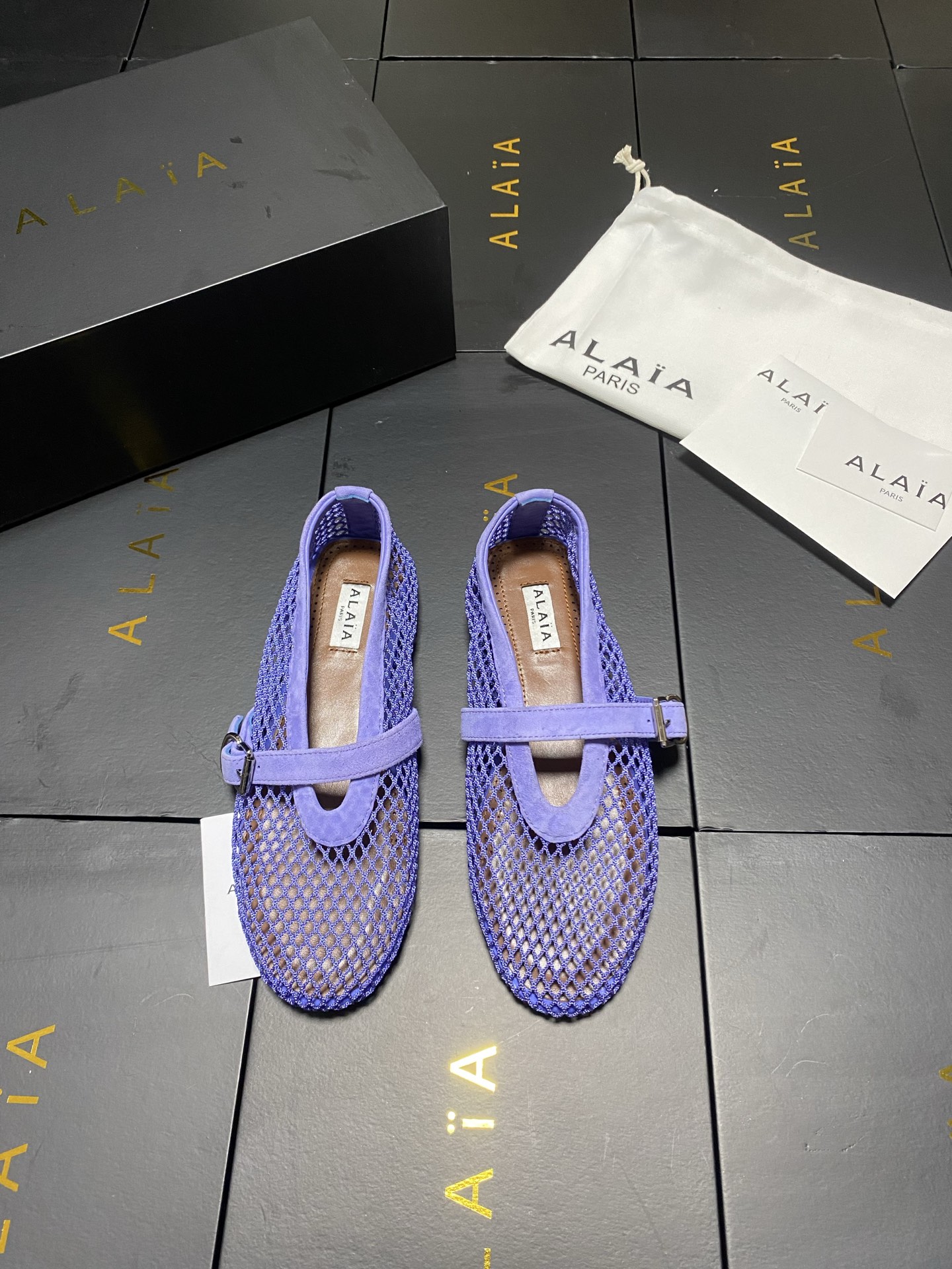 NO:873527,!  !  Mesh style!  !  !  Original box Alaia runway style ballet flats!  Sweet and cool ballet style, a very popular ballet shoe, romantic, charming, comfortable and versatile. Original custom-made Sheepskin fabric, sheepskin lining, private molded rubber non-slip outsole, size 35-45 (40-45 custom-made, non-refundable, unit price 434445) blue and purple Sheepskin style, ballet shoes, alaia, sheepskin, sheep19860909！！网纱款！！！原盒 Alaia 走秀款平底芭蕾舞平底单鞋！ 甜酷芭蕾风,人气超高的一款芭蕾舞鞋,浪漫又迷人舒适百搭. 原版订制羊京面料, 羊皮内里,私模橡胶防滑大底, 码数35-45（40-45定做不退换,434445单价） 兰紫色羊京款,芭蕾舞鞋,alaia,sheepskin,sheep,Women's Shoes