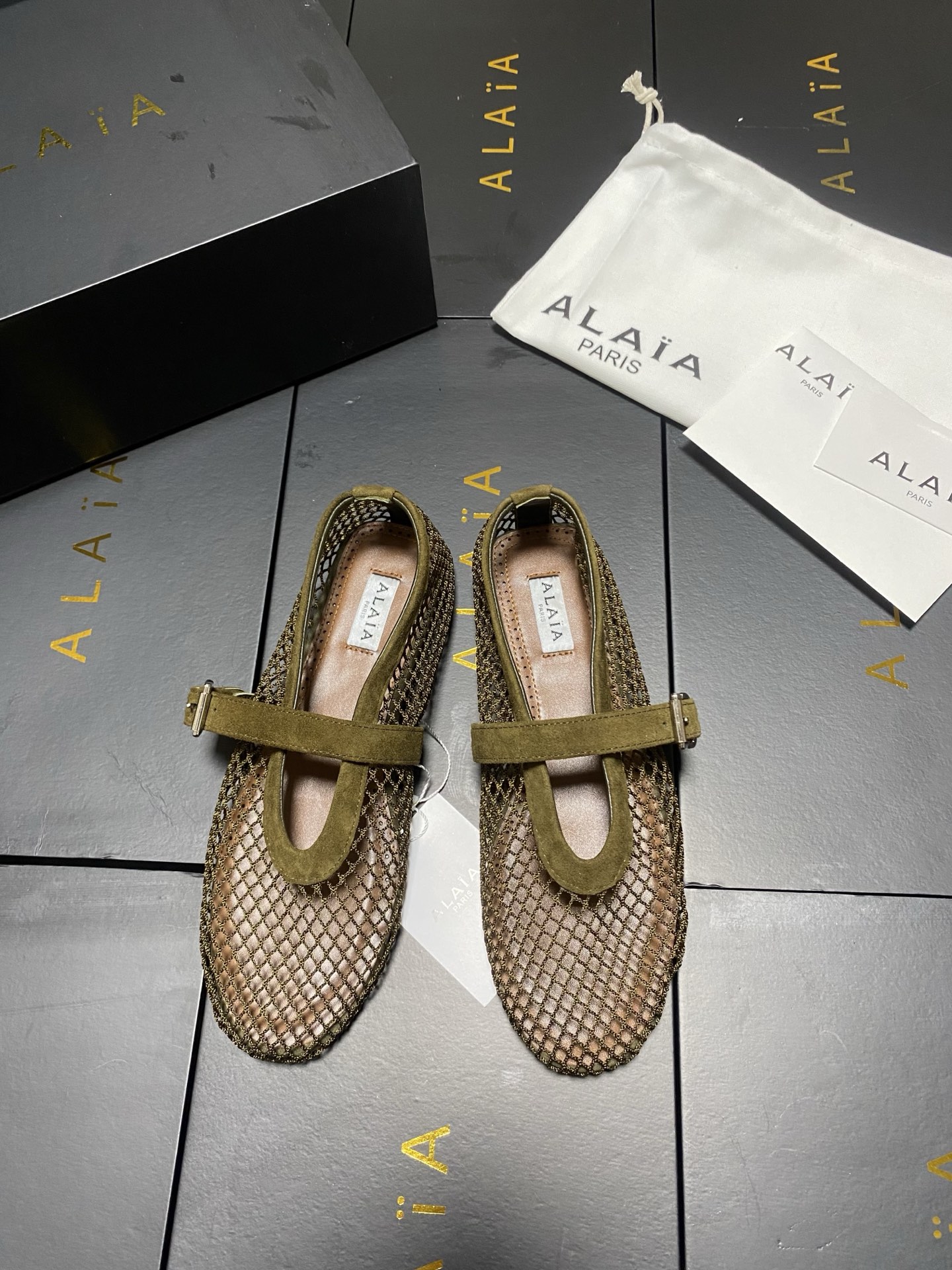 NO:873534,!  !  Mesh style!  !  !  Original box Alaia runway style ballet flats!  Sweet and cool ballet style, a very popular ballet shoe, romantic, charming, comfortable and versatile. Original custom-made sheepskin fabric, sheepskin lining, private molded rubber non-slip outsole, size 35-45 (custom-made 40-45 is non-refundable, unit price 434445), ballet shoes, alaia, sheepskin, sheep19860909！！网纱款！！！原盒 Alaia 走秀款平底芭蕾舞平底单鞋！ 甜酷芭蕾风,人气超高的一款芭蕾舞鞋,浪漫又迷人舒适百搭. 原版订制羊京面料, 羊皮内里,私模橡胶防滑大底, 码数35-45（40-45定做不退换,434445单价）,芭蕾舞鞋,alaia,sheepskin,sheep,Women's Shoes