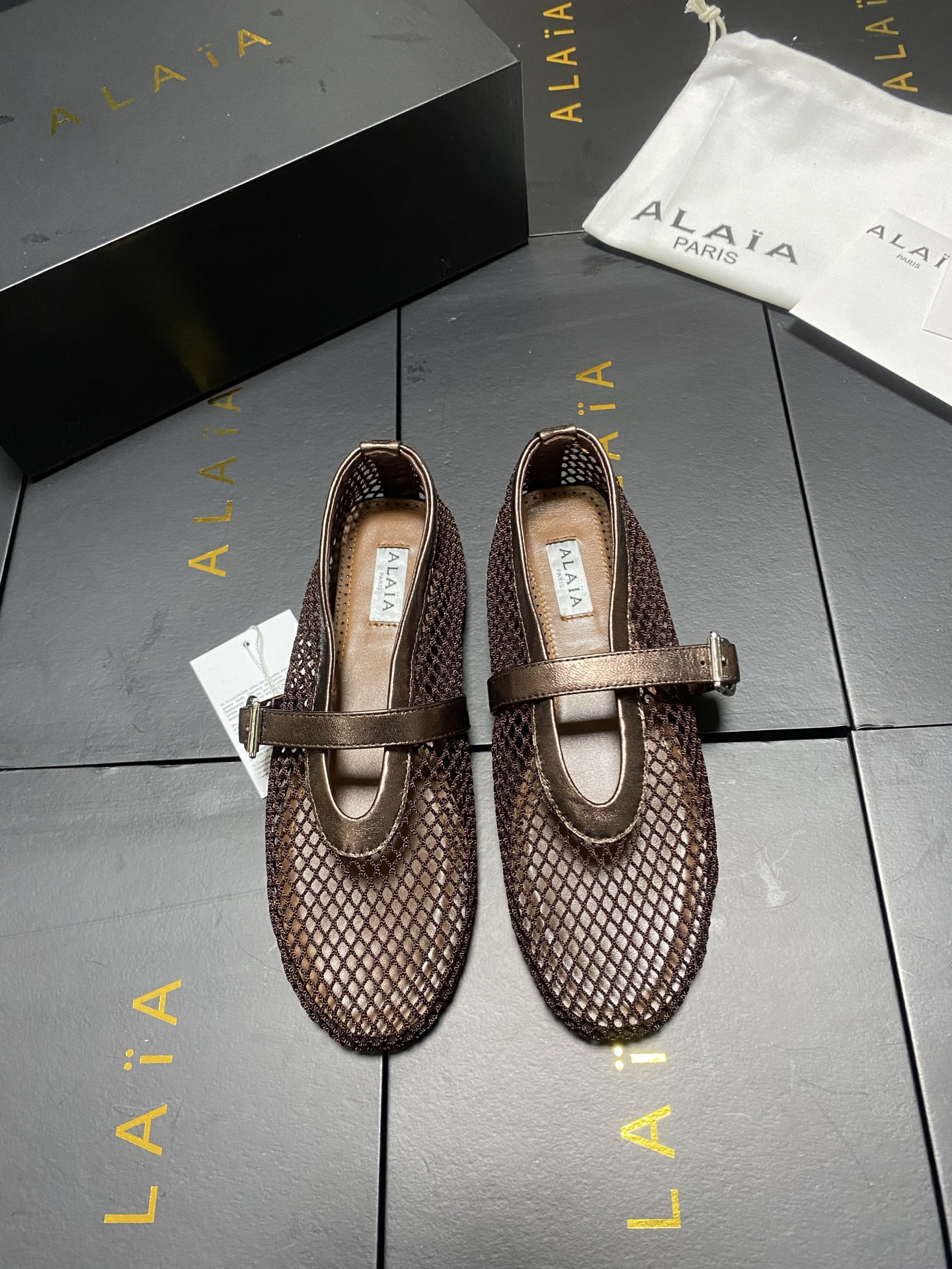 NO:873541,!  !  Mesh style!  !  !  Original box Alaia runway style ballet flats!  Sweet and cool ballet style, a very popular ballet shoe, romantic, charming, comfortable and versatile. Original custom-made sheepskin material, sheepskin lining, private molded rubber non-slip outsole, size 35-45 (custom-made 40-45 is non-refundable, unit price 434445), ballet shoes, alaia, sheepskin19860909！！网纱款！！！原盒 Alaia 走秀款平底芭蕾舞平底单鞋！ 甜酷芭蕾风,人气超高的一款芭蕾舞鞋,浪漫又迷人舒适百搭. 原版订制羊皮料, 羊皮内里,私模橡胶防滑大底, 码数35-45（40-45定做不退换,434445单价）,芭蕾舞鞋,alaia,sheepskin,Women's Shoes