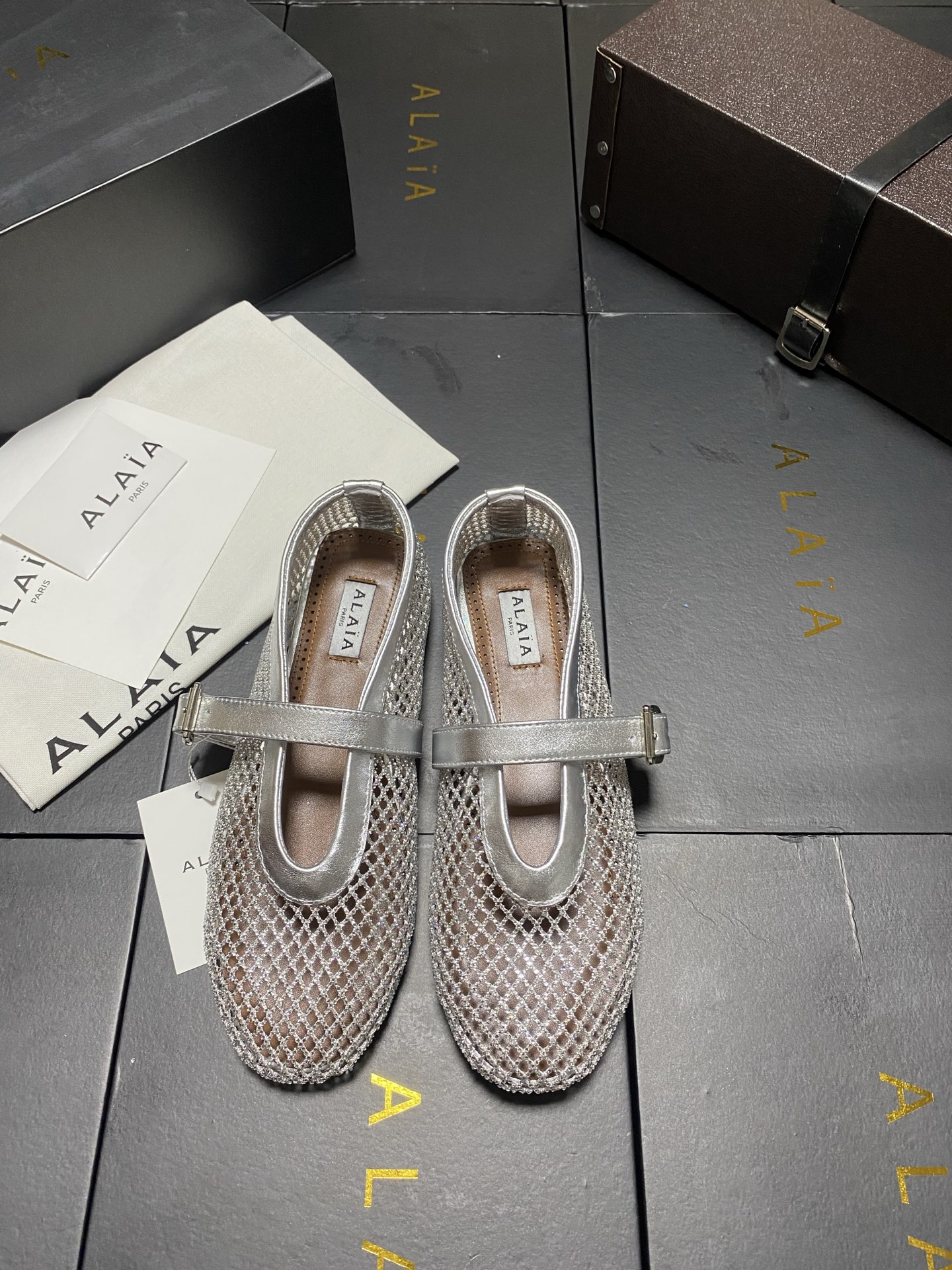 NO:873548,Mesh rhinestone style, original box of 10 Alaia flat ballet flat shoes!  Sweet and cool ballet style, a very popular ballet shoe, romantic, charming, comfortable and versatile. Cowhide fabric, sheepskin lining, private molded rubber non-slip outsole, size 35-45 (40-45 customized, non-returnable, 43 44 45 unit price 10), ballet shoes, alaia, cowhide, sheepskin19860909网纱钻面款 原盒10 Alaia 走平底芭蕾舞平底单鞋！ 甜酷芭蕾风,人气超高的一款芭蕾舞鞋,浪漫又迷人舒适百搭. 牛皮面料 羊皮内里, 私模橡胶防滑大底, 码数35-45（40-45定做不退换,43 44 45单价10）,芭蕾舞鞋,alaia,cowhide,sheepskin,Women's Shoes