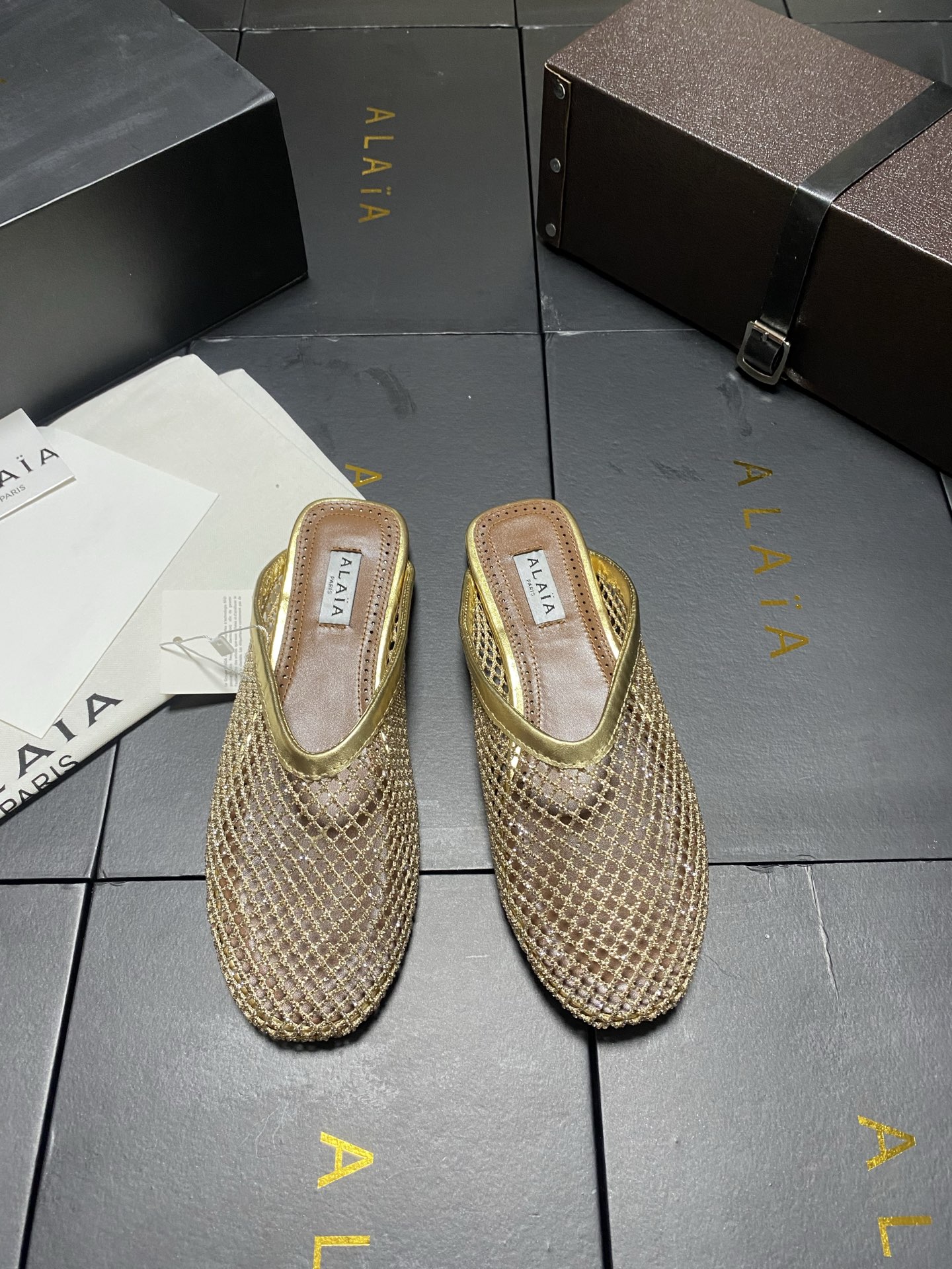 NO:873476,Mesh rhinestone style and slippers style!  Original box of 10 Alaia walking flat ballet flat shoes!  Sweet and cool ballet style, a very popular ballet shoe, romantic, charming, comfortable and versatile. Cowhide fabric, sheepskin lining, private molded rubber non-slip outsole, size 35-45 (40-45 customized, non-returnable, 43 44 45 unit price 10), ballet shoes, alaia, slippers, cowhide, sheepskin19860909网纱钻面款 拖鞋款！原盒10 Alaia 走平底芭蕾舞平底单鞋！ 甜酷芭蕾风,人气超高的一款芭蕾舞鞋,浪漫又迷人舒适百搭. 牛皮面料 羊皮内里, 私模橡胶防滑大底, 码数35-45（40-45定做不退换,43 44 45单价10）,芭蕾舞鞋,alaia,slippers,cowhide,sheepskin,Women's Shoes