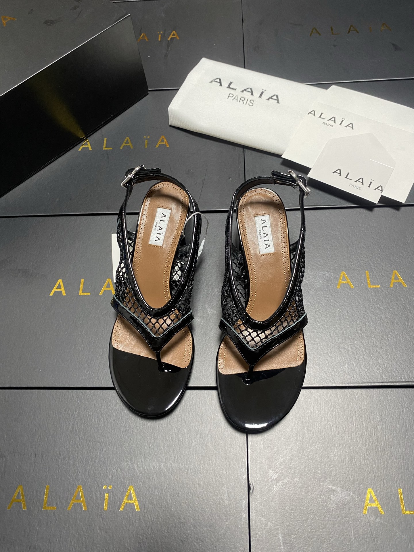 NO:884049,Alaa hollow high-heeled sandals Alaa's hollow high-heeled sandals are designed with mesh leather, breathable and fashionable, and super comfortable to wear in summer! The thick heel is about 5.5cm, which elongates the legs and is very stable, so walking is not tiring. The adjustable ankle buckle can fit various foot types and is very comfortable. Whether it is worn with a skirt or jeans, the elegant and casual style can be easily controlled. It is suitable for daily outings or light formal occasions. Fabric: patent leather/fishnet, lining, imported sheepskin, outsole, genuine leather outsole imported from Italy, heel height 5.5 cm Size 35-42 (404142 customized, non-refundable), split-toe shoes, sandals, skirts, jeans, sheepskin, Leather soles19860909Alaa 镂空高跟凉鞋 Alaa这款镂空高跟凉鞋,采用网状皮革设计,透气又时髦,夏天穿超舒服！粗跟约5.5cm,拉长腿型还很稳,走路不累.可调节脚踝扣带,贴合各种脚型,舒适度满分～无论搭裙装还是牛仔裤,优雅休闲风都能轻松驾驭,日常出街或轻正式场合都很适合哦. 面料漆皮/渔网 內里垫脚进口羊皮 大底意大利进口真皮大底 跟高5.5 cm 码数35-42（404142订做不退换）,分趾鞋,sandals,skirts,jeans,sheepskin,Leather soles,Women's Shoes