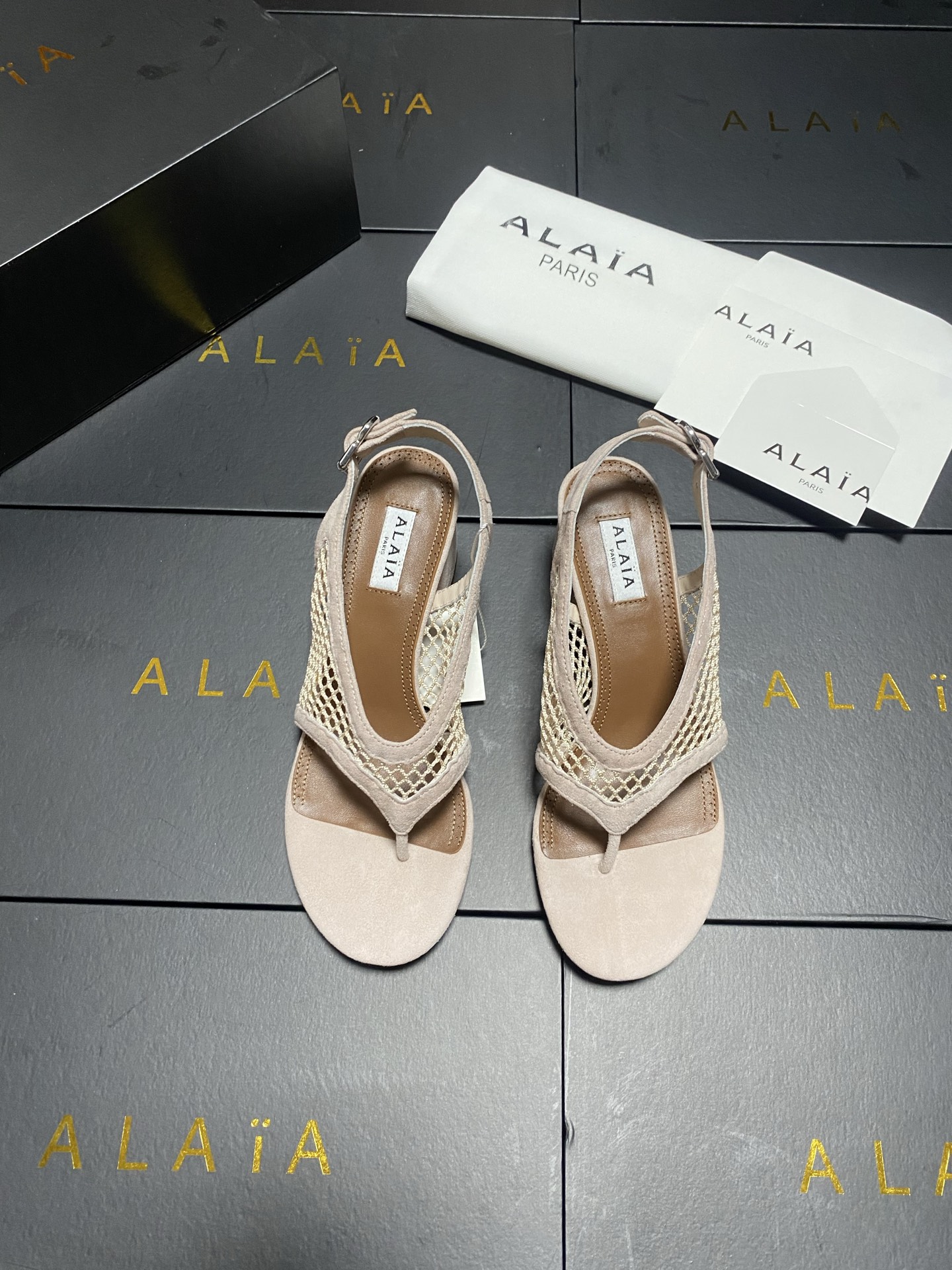 NO:884060,Alaa hollow high-heeled sandals Alaa's hollow high-heeled sandals are designed with mesh leather, breathable and fashionable, and super comfortable to wear in summer! The thick heel is about 5.5cm, which elongates the legs and is very stable, so walking is not tiring. The adjustable ankle buckle can fit all kinds of foot types and is very comfortable. Whether it is worn with a skirt or jeans, the elegant and casual style can be easily controlled. It is suitable for daily outings or light formal occasions. Fabric Sheepkin leather/fishnet Lining foot pads Imported sheepskin Outsole Imported genuine leather outsole Heel height 5.5 cm Size 35-42 (404142 is custom-made and cannot be returned or exchanged), split-toe shoes, sandals, skirts, jeans, sheepskin, sheep, Leather soles19860909Alaa 镂空高跟凉鞋 Alaa这款镂空高跟凉鞋,采用网状皮革设计,透气又时髦,夏天穿超舒服！粗跟约5.5cm,拉长腿型还很稳,走路不累.可调节脚踝扣带,贴合各种脚型,舒适度满分～无论搭裙装还是牛仔裤,优雅休闲风都能轻松驾驭,日常出街或轻正式场合都很适合哦. 面料羊京皮/渔网 內里垫脚进口羊皮 大底意大利进口真皮大底 跟高5.5 cm 码数35-42（404142订做不退换）,分趾鞋,sandals,skirts,jeans,sheepskin,sheep,Leather soles,Women's Shoes