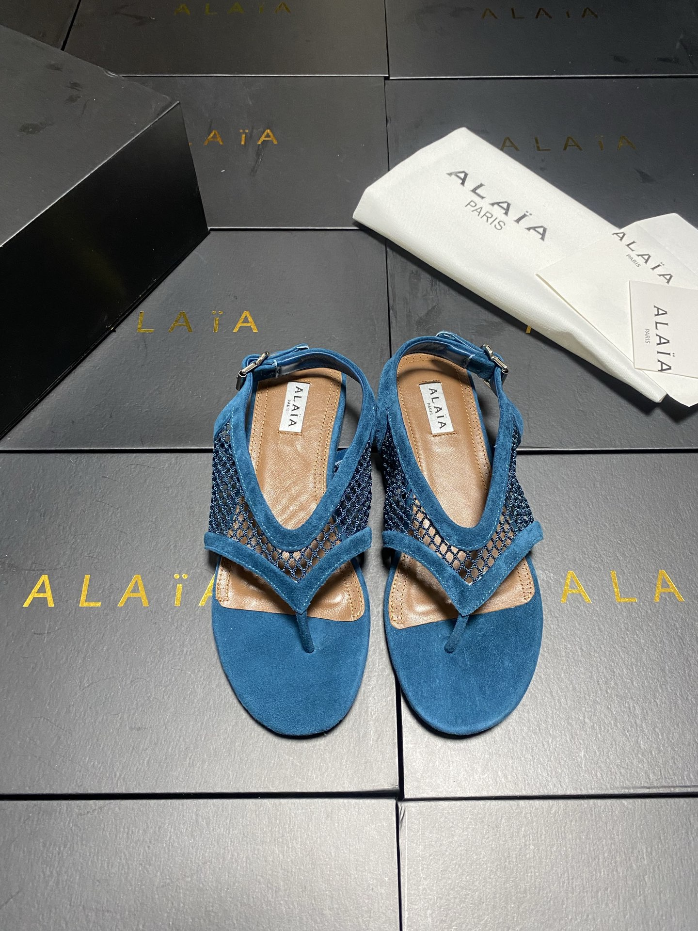 NO:884040,ALAA's 2026 hot summer style has a refreshing feeling in summer. The mesh and patent leather shoes have a breathable feeling to break the dullness. The breathable summer-filled satin foot straps are unlocked in one second. The sheepskin foot pads do not chafe your feet. They take into account both appearance and comfort. You don't have to be picky about your foot shape or outfit. Pair them with a suspender skirt and you'll look amazing. Pair them with a T-shirt and jeans and you'll instantly look like a casual hottie.  There are many colors to choose from, each color is stunning, and you can easily wear it with a Korean style atmosphere. Whether it is paired with hot girl shorts, skirts or casual wear, any outfit is super stylish. Upper cow patent leather plus breathable mesh Cow sheep Jing plus breathable mesh Lining sheepskin outsole TPU outsole size 36-42 (404142 customized non-returnable), split-toe shoes, skirts, jeans, tees, t-shirt, sheepskin, sheep19860909ALAA 阿莱亚2026夏季爆款 夏日的清爽感,网面加漆皮鞋身自带呼吸感,打破沉闷,一秒解锁透氧夏日填充缎面夹脚带,羊皮垫脚不磨脚,兼顾颜值与舒适度,不挑脚型不挑穿搭,配吊带裙仙到飞起,配T恤牛仔裤又秒变随性辣妹. 多色可选,每一种颜色都很绝,轻松穿出不费力的韩系氛围感,不管是配辣妹短装、半身裙还是休闲装,随便一套都超有范儿. 鞋面牛漆皮加透气网 牛羊京加透气网 内里羊皮 大底TPU大底 size36-42码(404142定制不退换),分趾鞋,skirts,jeans,tees，t-shirt,sheepskin,sheep,Women's Shoes