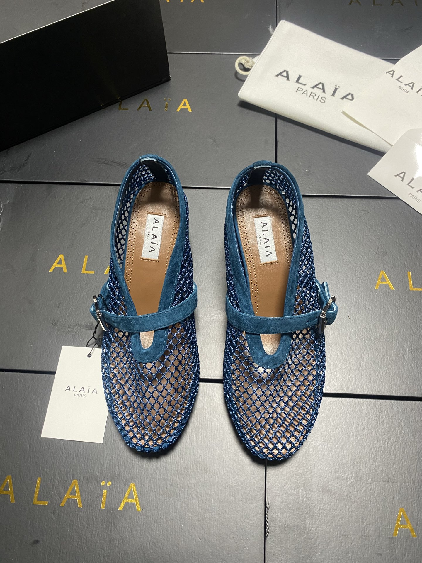 NO:884015,Alaa Fishnet Mary Jane Shoes Alaa Fishnet Mary Jane Shoes, hollow mesh design + white patent leather, combine French elegance and modernity. The mid-heel design elongates the legs and is comfortable, making it easy to manage daily commuting, dating, and vacations. The one-line buckle strap stabilizes the instep, the details are exquisite, and the brand logo is highly recognizable. Pair it with a skirt or jeans, and you can easily switch between multiple styles. It is a versatile and fashionable item in summer. Fabric Sheepkin leather/fishnet Inner foot pads imported sheepskin Outsole Injection-molded genuine leather outsole (imported from Italy) Heel height 5.5 cm Size 35-42 (404142 is custom-made and cannot be returned or exchanged), Mary Jane, mary jane, skirts, jeans, sheepskin, sheep, Leather soles19860909Alaa渔网玛丽珍鞋 Alaa渔网玛丽珍鞋,镂空网眼设计+白色漆皮,法式优雅与现代感兼具.中跟设计拉长腿型又舒适,日常通勤、约会、度假都能轻松驾驭.一字扣带稳固脚背,细节精致,品牌标志超有辨识度.搭配裙装或牛仔裤,轻松切换多种风格,是夏季百搭时髦单品. 面料羊京皮/渔网 內里垫脚进口羊皮 大底注塑真皮大底(意大利进口) 跟高5.5 cm 码数35-42（404142订做不退换）,玛丽珍,mary jane,skirts,jeans,sheepskin,sheep,Leather soles,Women's Shoes