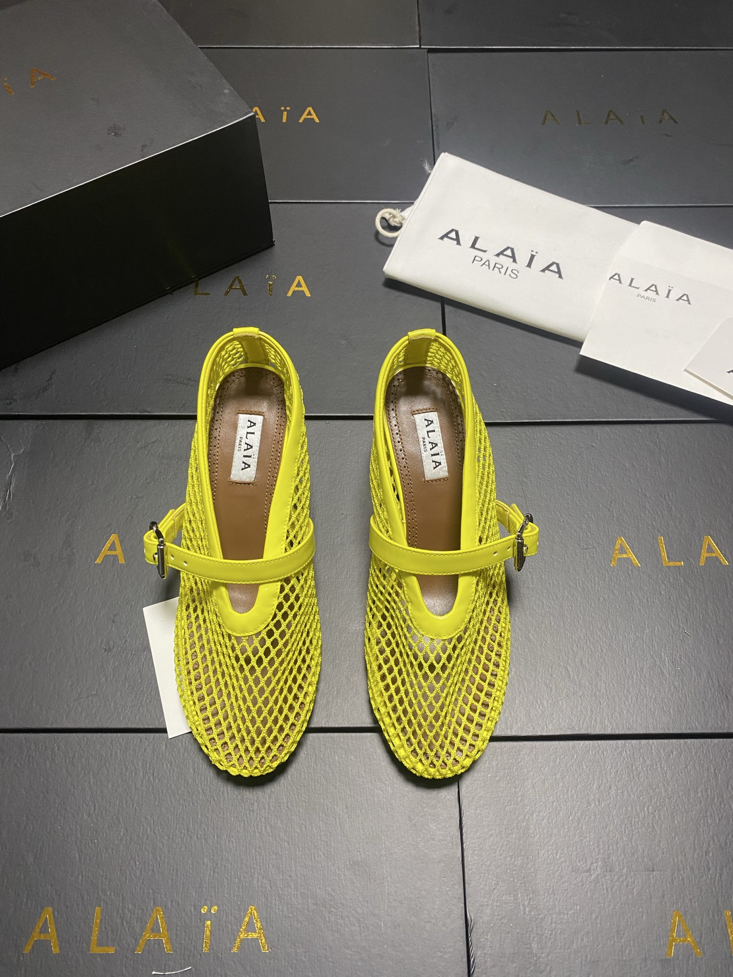 NO:884025,Alaa Fishnet Mary Jane Shoes Alaa Fishnet Mary Jane Shoes, hollow mesh design + white patent leather, combine French elegance and modernity. The mid-heel design elongates the legs and is comfortable, making it easy to manage daily commuting, dating, and vacations. The one-line buckle strap stabilizes the instep, the details are exquisite, and the brand logo is highly recognizable. Pair it with a skirt or jeans, and you can easily switch between multiple styles. It is a versatile and fashionable item in summer. Fabric Patent leather/fishnet Inner foot pad imported sheepskin Outsole Injection-molded leather outsole (Imported from Italy) Heel height 5.5 cm Size 35-42 (404142 is custom-made and cannot be returned or exchanged), Mary Jane, mary jane, skirts, jeans, sheepskin, Leather soles19860909Alaa渔网玛丽珍鞋 Alaa渔网玛丽珍鞋,镂空网眼设计+白色漆皮,法式优雅与现代感兼具.中跟设计拉长腿型又舒适,日常通勤、约会、度假都能轻松驾驭.一字扣带稳固脚背,细节精致,品牌标志超有辨识度.搭配裙装或牛仔裤,轻松切换多种风格,是夏季百搭时髦单品. 面料漆皮/渔网 內里垫脚进口羊皮 大底注塑真皮大底(意大利进口) 跟高5.5 cm 码数35-42（404142订做不退换）,玛丽珍,mary jane,skirts,jeans,sheepskin,Leather soles,Women's Shoes