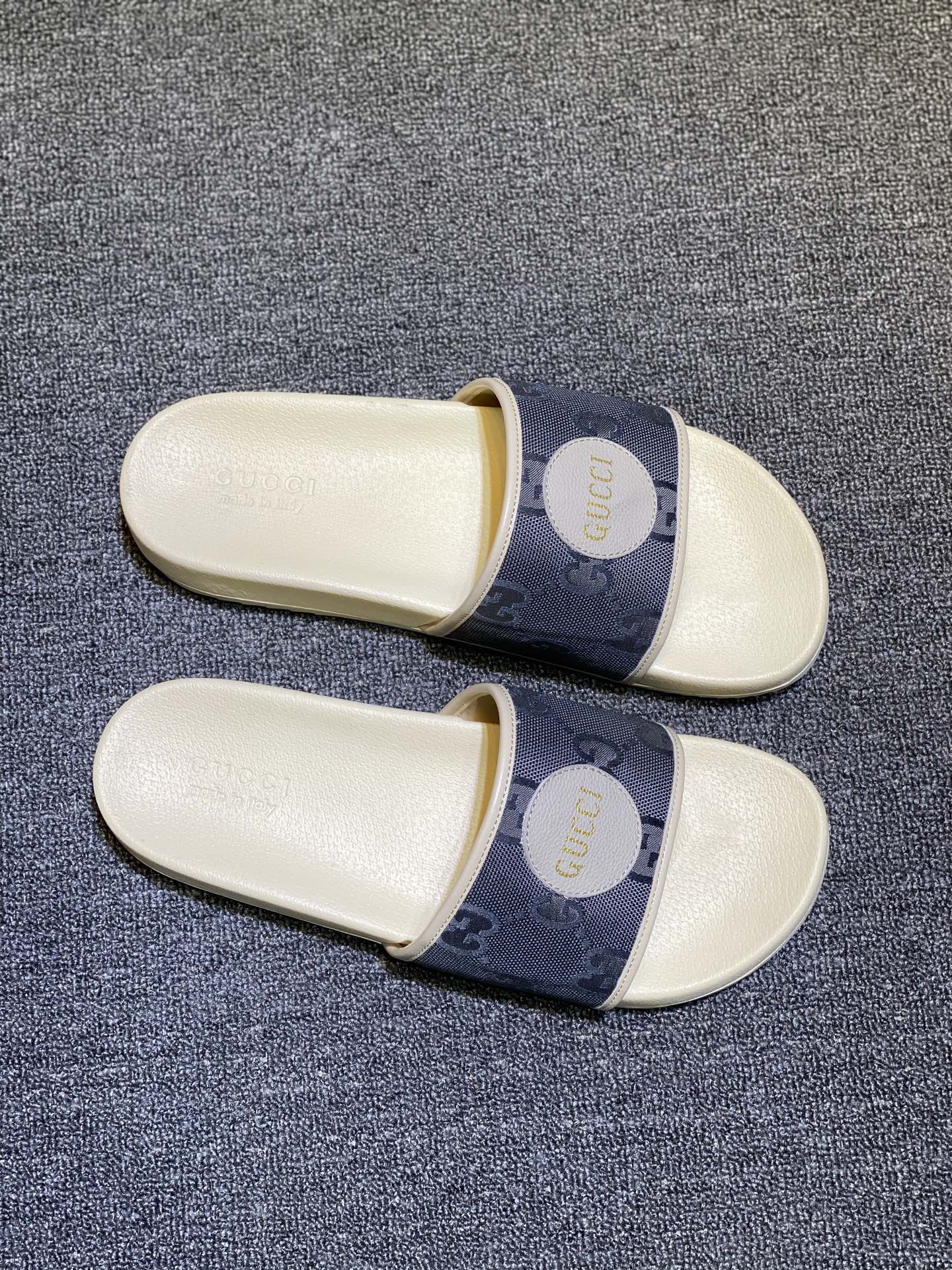 NO:411275,Top version, good quality, couples Gucci 'Guchi' printed slippers, a highly anticipated internet celebrity item that can melt your heart without any suspense. Every fashion week street shot is super high!  It is simply a masterpiece of magical skills. A must-have 'material selection' that everyone has made of the original 1:1 mold opening. The foot feels Q-sleeved and super soft. The foot is super delicate 35-46, P, slippers, gucci, slippers19860909顶级版 好品质 情侣款Gucci『古奇』印花拖鞋 万众瞩目的一款 美到即可融化你们的心毫无悬念的网红单品 每款时装周街拍出镜率都超高！简直就是鬼斧神工的杰作 人手必备的一款『选料』都是原版1:1开模制造 脚感Q弹超柔软 上脚超级秀气35-46,P,拖鞋,gucci,slippers,Women's Shoes