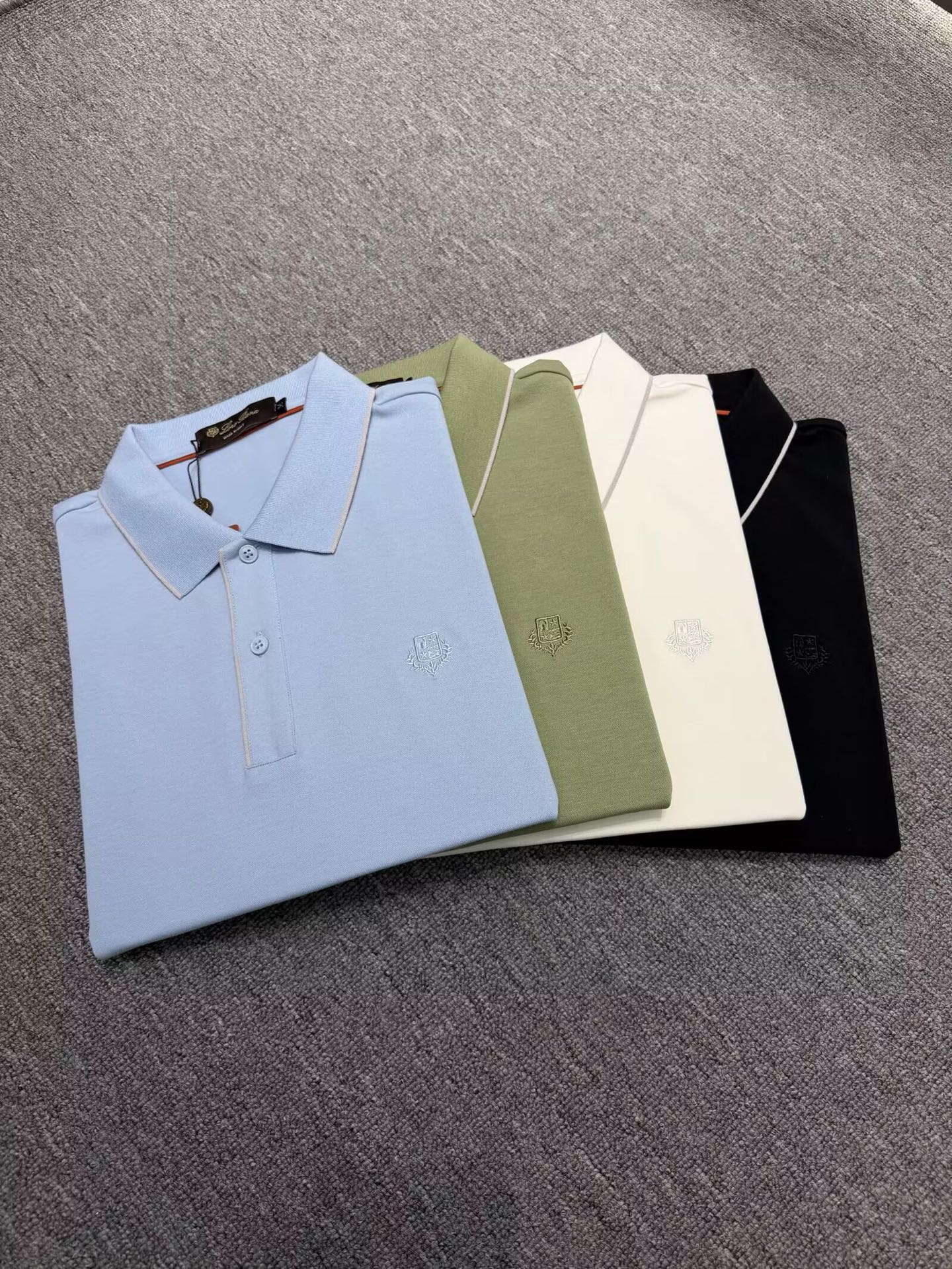 NO:845553,lp Nuoyoupanya 2026 spring and summer new men's polo short-sleeved T-shirt, high-end ready-to-wear European product series, a single product with a great sense of design, top-grade foreign merchants supply Pima cotton fabric, extremely comfortable and breathable, positive skin-friendly, subverting traditional fabrics  The comfortable experience brought by it and the exquisite craftsmanship and accessories. The brand pattern on the chest is uniquely designed and has a strong style. The original tailoring at the counter and the meticulous detail processing better highlight its quality. A must-have for street fashionistas. Sizes M-4XL, loro  piana,T-shirt,tees,t-shirt,19860909lp诺悠翩雅2026年春夏新款男士polo短袖T恤,高端成衣欧货系列,极具设计感的一款单品,顶级外商客供匹马棉面料,上手极微舒适透气,亲肤性积极,颠覆传统面料所带来的舒适体验,工艺辅料考究.胸前品牌图案以独特设计,风格性极强.专柜原版剪裁,一丝不苟细节处理更佳彰显其品质,街头时尚达人必入.尺码M-4XL,,loro piana,T-shirt,tees，t-shirt,,Men's clothing