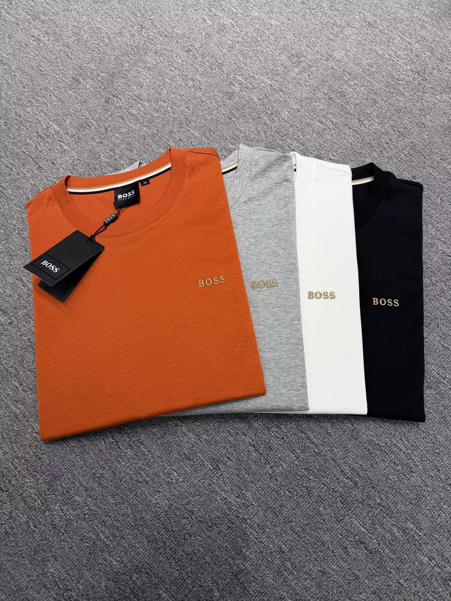 NO:845577,boss's 2026 spring and summer new men's round-neck short-sleeved T-shirt, high-end European ready-to-wear series, a highly designed item. Top-grade foreign merchants provide pima cotton fabric. It is extremely comfortable and breathable, and has positive skin-friendly properties. It subverts the comfortable experience brought by traditional fabrics and works well.  The artistic accessories are exquisite. The brand pattern on the chest is uniquely designed and has a strong style. The original tailoring at the counter, with meticulous details to better highlight its quality, is a must-have for street fashionistas. Sizes M-4XL, T-shirt, tees, t-shirt,19860909boss2026年春夏新款男士圆领短袖T恤,高端成衣欧货系列,极具设计感的一款单品,顶级外商客供匹马棉面料,上手极微舒适透气,亲肤性积极,颠覆传统面料所带来的舒适体验,工艺辅料考究.胸前品牌图案以独特设计,风格性极强.专柜原版剪裁,一丝不苟细节处理更佳彰显其品质,街头时尚达人必入.尺码M-4XL,,T-shirt,tees，t-shirt,,Men's clothing