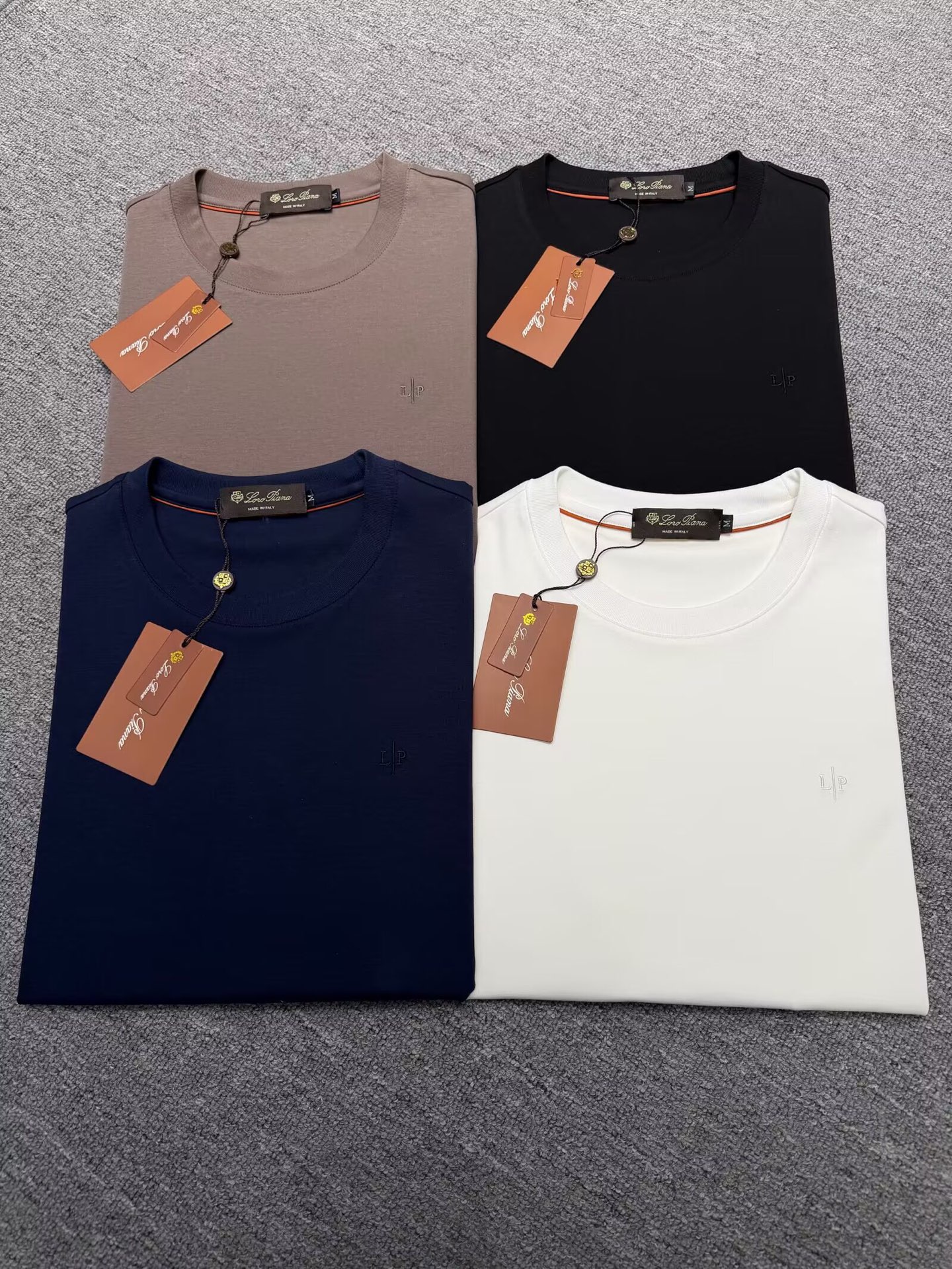 NO:845547,lp Nuoyoupanya 2026 spring and summer new men's round neck short-sleeved T-shirt, high-end ready-to-wear European product series, a single product with great sense of design. Top-quality foreign merchants provide pima cotton fabric, which is extremely comfortable and breathable, and has positive skin-friendly properties, subverting the traditional fabrics  It brings a comfortable experience with exquisite craftsmanship and accessories. The brand pattern on the chest is uniquely designed and has a strong style. The original tailoring at the counter and meticulous detail processing better highlight its quality. A must-have for street fashionistas. Sizes M-4XL, loro  piana,T-shirt,tees,t-shirt,19860909lp诺悠翩雅2026年春夏新款男士圆领短袖T恤,高端成衣欧货系列,极具设计感的一款单品,顶级外商客供匹马棉面料,上手极微舒适透气,亲肤性积极,颠覆传统面料所带来的舒适体验,工艺辅料考究.胸前品牌图案以独特设计,风格性极强.专柜原版剪裁,一丝不苟细节处理更佳彰显其品质,街头时尚达人必入.尺码M-4XL,,loro piana,T-shirt,tees，t-shirt,,Men's clothing