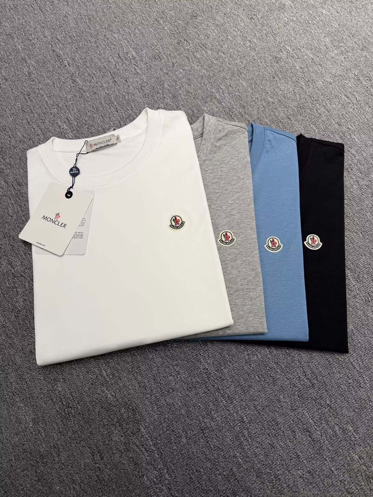 NO:845529,Moncler 2026 spring and summer new men's round neck short-sleeved T-shirt, high-end European ready-to-wear series, a very design item, top-quality foreign merchants provide pima cotton fabric, extremely comfortable and breathable, positive skin-friendly, subverting the comfortable experience brought by traditional fabrics, technology-assisted  The materials are exquisite. The brand pattern on the chest is uniquely designed and has a strong style. The original tailoring at the counter and the meticulous detail processing better highlight its quality. A must-have for street fashionistas. Sizes M-4XL, Moncler, T-shirt, tees, t-shirt,19860909Moncler蒙口2026年春夏新款男士圆领短袖T恤,高端成衣欧货系列,极具设计感的一款单品,顶级外商客供匹马棉面料,上手极微舒适透气,亲肤性积极,颠覆传统面料所带来的舒适体验,工艺辅料考究.胸前品牌图案以独特设计,风格性极强.专柜原版剪裁,一丝不苟细节处理更佳彰显其品质,街头时尚达人必入.尺码M-4XL,,Moncler,T-shirt,tees，t-shirt,,Men's clothing