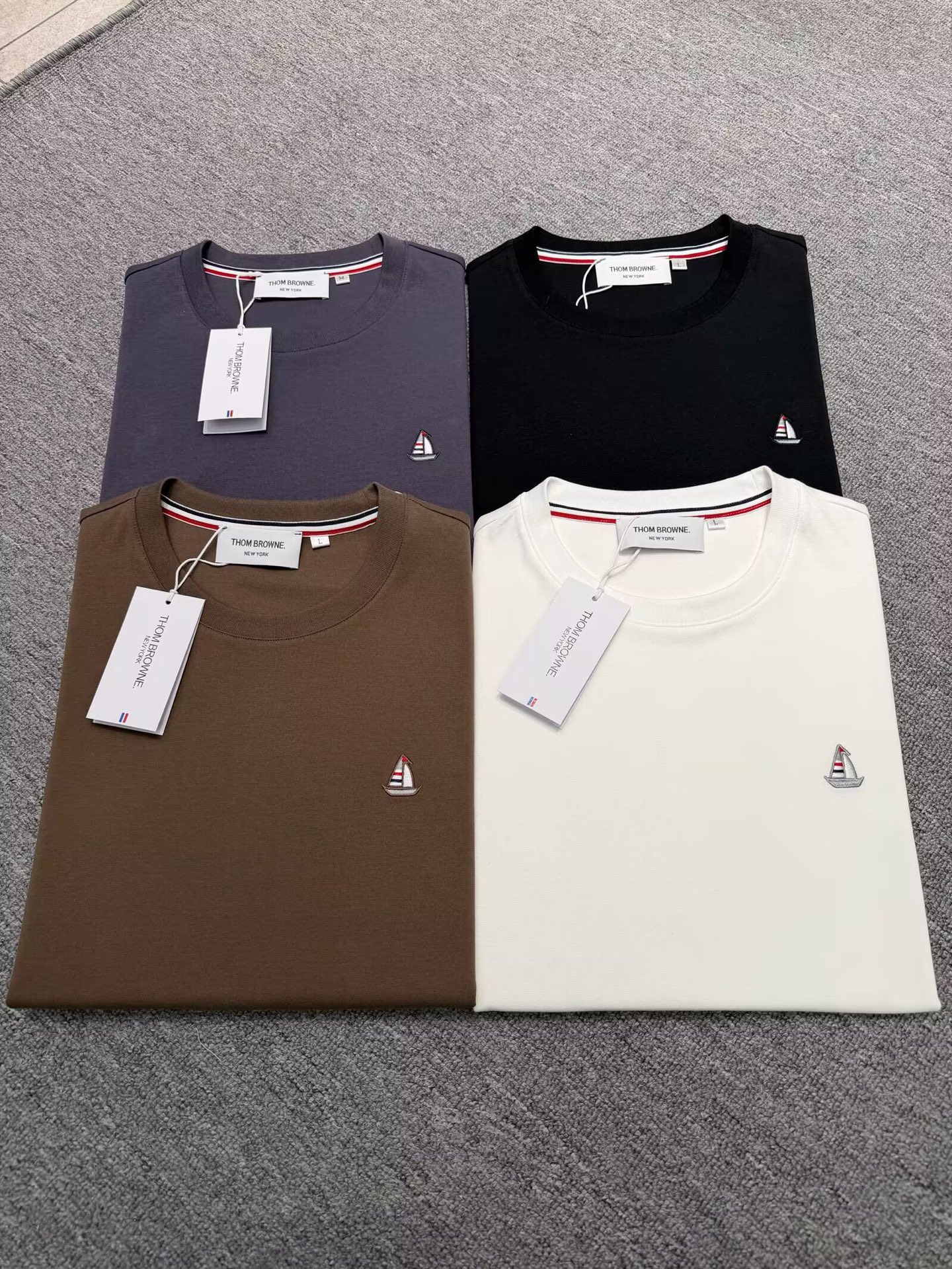 NO:845535,tb Tom Brown's 2026 spring and summer new men's round neck short-sleeved T-shirt, high-end European ready-to-wear series, a highly designed item, made of top-grade foreign merchants' pima cotton fabric, which is extremely comfortable and breathable, and has positive skin-friendly properties, subverting the traditional fabrics  It brings a comfortable experience with exquisite craftsmanship and accessories. The brand pattern on the chest is uniquely designed and has a strong style. The original tailoring at the counter and meticulous detail processing better highlight its quality. A must-have for street fashionistas. Sizes M-4XL,,thom  browne,T-shirt,tees,t-shirt,19860909tb汤姆布朗2026年春夏新款男士圆领短袖T恤,高端成衣欧货系列,极具设计感的一款单品,顶级外商客供匹马棉面料,上手极微舒适透气,亲肤性积极,颠覆传统面料所带来的舒适体验,工艺辅料考究.胸前品牌图案以独特设计,风格性极强.专柜原版剪裁,一丝不苟细节处理更佳彰显其品质,街头时尚达人必入.尺码M-4XL,,thom browne,T-shirt,tees，t-shirt,,Men's clothing