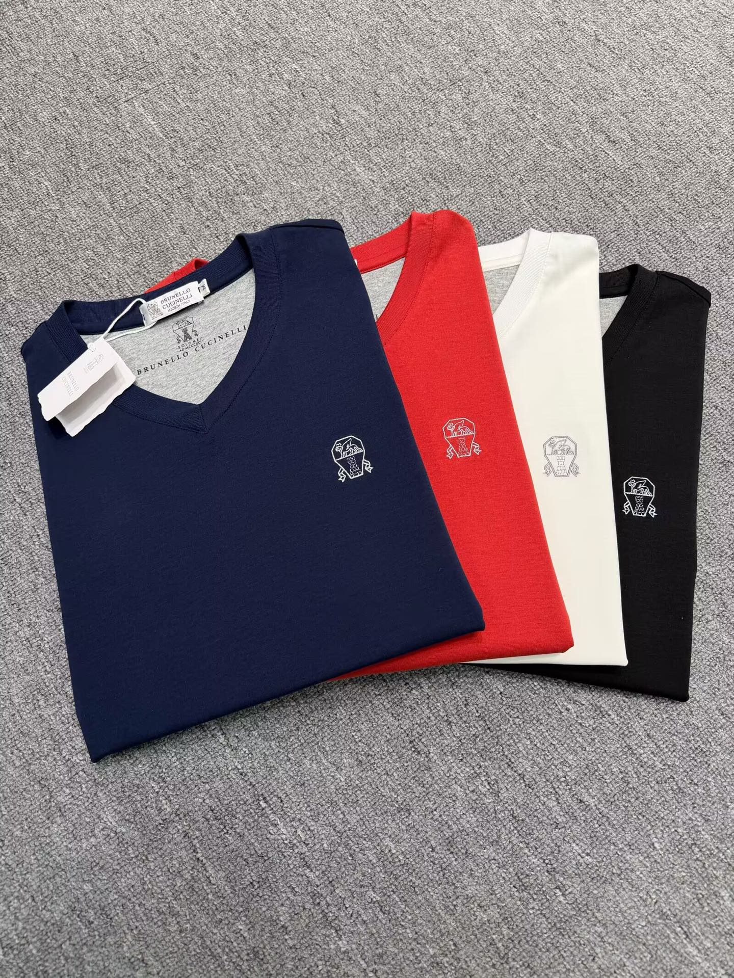 NO:845541,bc2026 spring and summer new men's round neck short-sleeved T-shirt, high-end ready-to-wear European product series, a very design item, top-quality foreign merchants supply Pima cotton fabric, extremely comfortable and breathable, positive skin-friendly, subverting the comfortable experience brought by traditional fabrics, craftsmanship  The accessories are exquisite. The brand pattern on the chest is uniquely designed and has a strong style. The original tailoring at the counter, with meticulous details to better highlight its quality, is a must-have for street fashionistas. Sizes M-4XL, T-shirt, tees, t-shirt,19860909bc2026年春夏新款男士圆领短袖T恤,高端成衣欧货系列,极具设计感的一款单品,顶级外商客供匹马棉面料,上手极微舒适透气,亲肤性积极,颠覆传统面料所带来的舒适体验,工艺辅料考究.胸前品牌图案以独特设计,风格性极强.专柜原版剪裁,一丝不苟细节处理更佳彰显其品质,街头时尚达人必入.尺码M-4XL,,T-shirt,tees，t-shirt,,Men's clothing