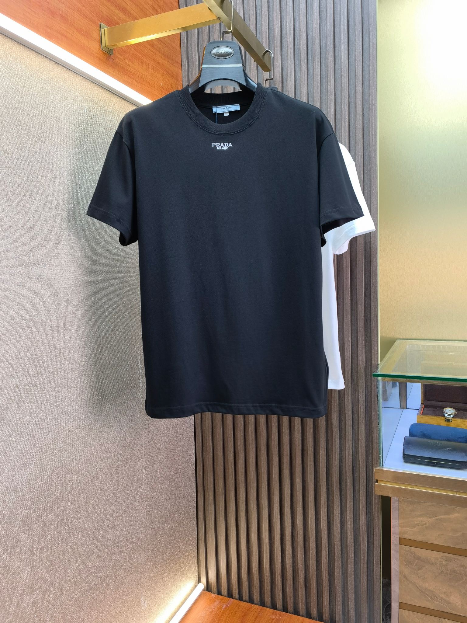 Replik 1: 1
 Prada Kleidung T-Shirt Stickerei Männer Baumwolle Fashion Kurzarm