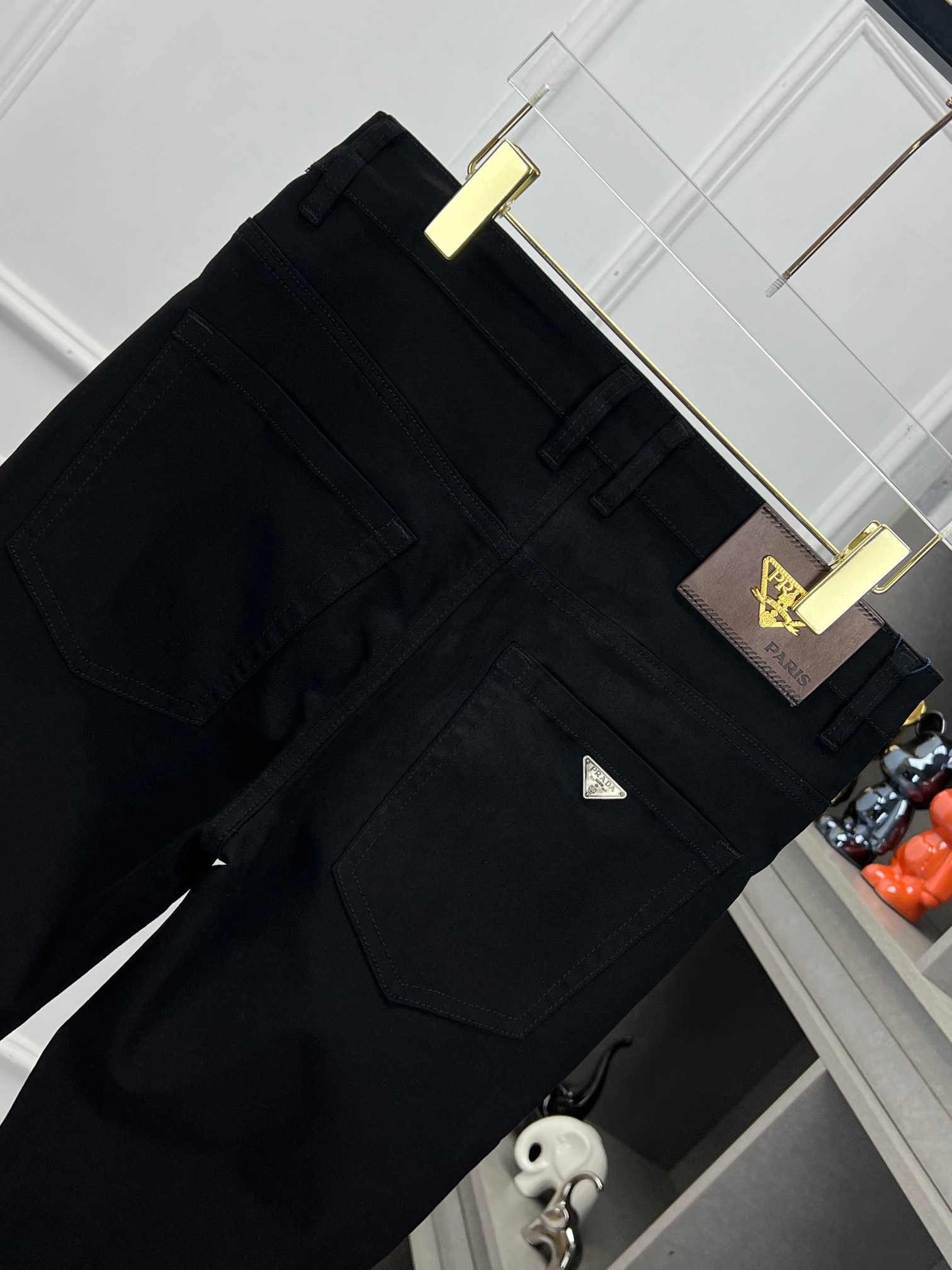 P165 普拉达🌟🇮🇹🌟 新款来袭🔥2010新春爆款新品 专柜有售 实体店极品牛仔裤🐂专柜原版1:1好货，适合各个年龄段。市场最高版本的欧洲进口面料。舒适柔软亲肤，上身效果超级棒时尚百搭，笔挺有型，衣橱必备！适合任何场合穿着 尺码:29-40