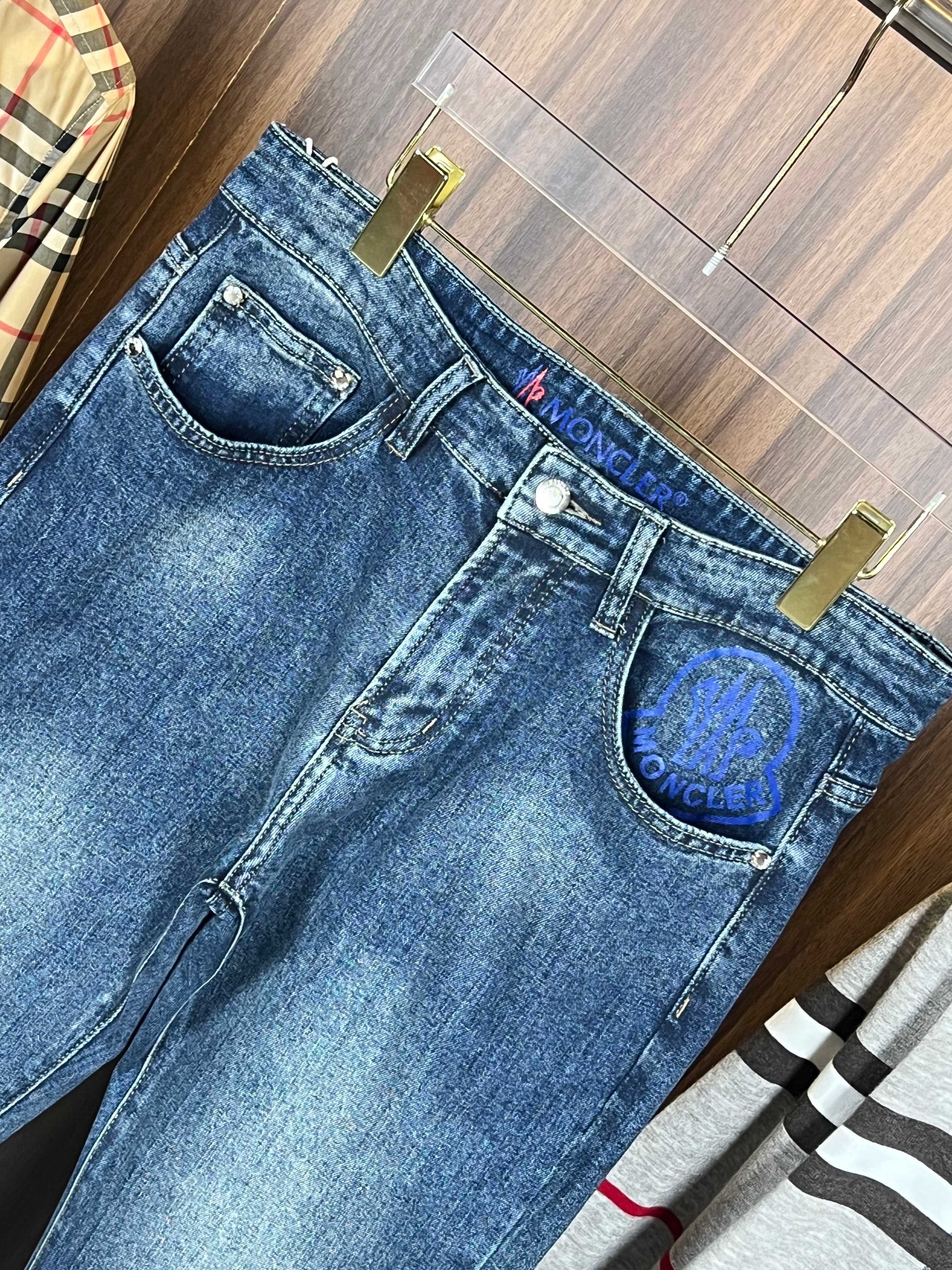 P145  蒙口🌟🇮🇹🌟 新款来袭🔥2010秋冬爆款新品 专柜有售 实体店极品牛仔裤🐂专柜原版1:1好货，适合各个年龄段。市场最高版本的欧洲进口面料。舒适柔软亲肤，上身效果超级棒时尚百搭，笔挺有型，衣橱必备！适合任何场合穿着 尺码:29-40
