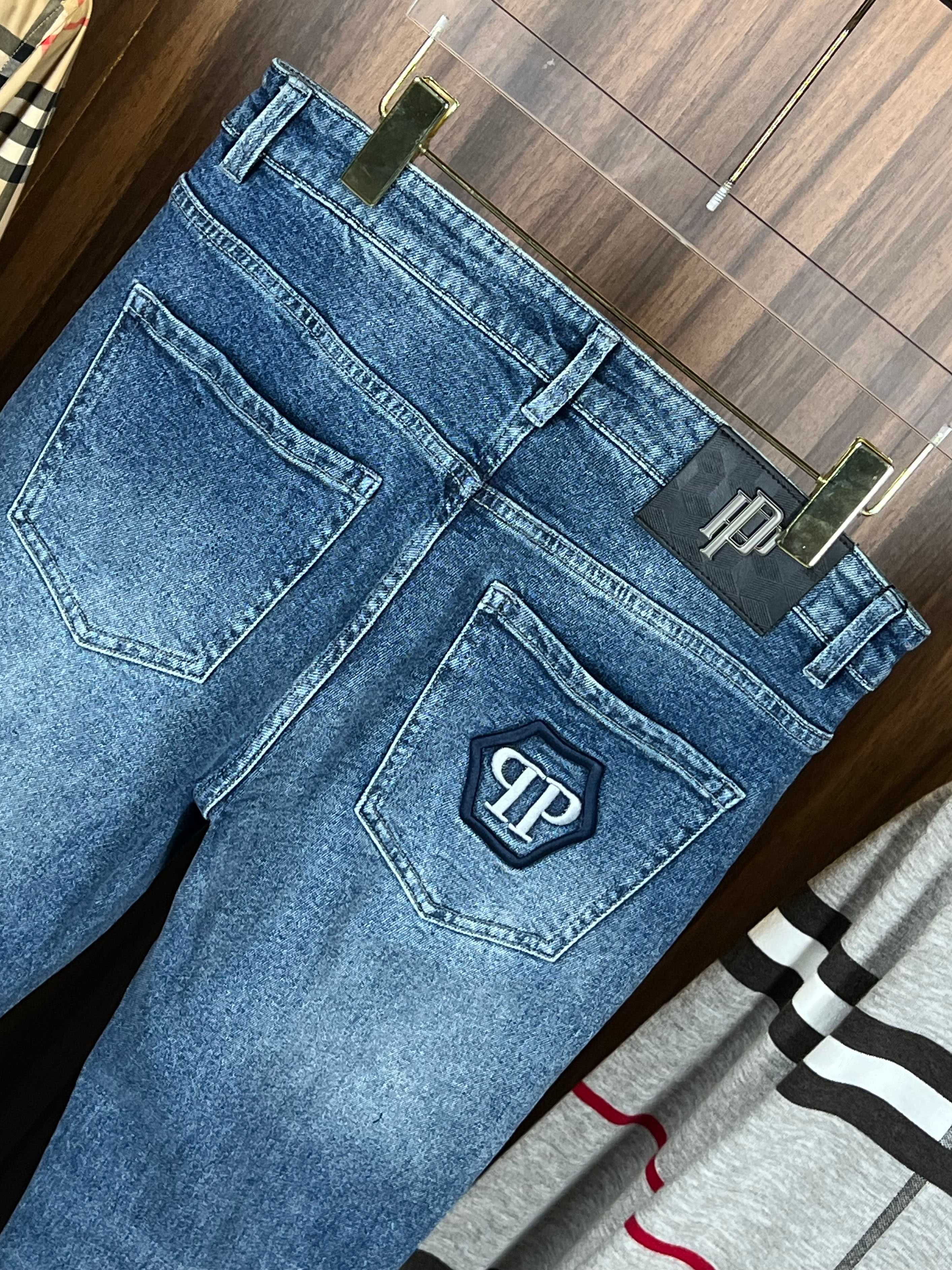 P145  PP🌟🇮🇹🌟 新款来袭🔥2010秋冬爆款新品 专柜有售 实体店极品牛仔裤🐂专柜原版1:1好货，适合各个年龄段。市场最高版本的欧洲进口面料。舒适柔软亲肤，上身效果超级棒时尚百搭，笔挺有型，衣橱必备！适合任何场合穿着 尺码:29-40