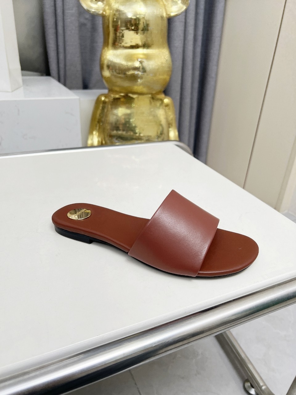 NO:424333,Saint Laurent: Red-brown cowhide slippers, rubber sole, genuine leather sole P size 35-44 (42.43.44 custom made without return) Fabric top layer cowhide sheepskin This slippers are elegant in style, easy to wear, fresh and energetic, flexible in interpretation of all kinds of shapes, decorated with classic gold metal nameplate, adding a different highlight to the shoes., Slippers, saint laurent, slippers, cowhide, sheepskin19860909圣罗兰 :红棕色牛皮拖鞋 橡胶底 真皮底P 码数35-44（42.43.44定做不退换） 面料头层牛皮羊皮里 这款便鞋风格优雅,穿搭轻松,洋溢清新朝气,灵活演绎百变造型,饰有经典金色金属铭牌,为鞋履增添别样亮点.,拖鞋,saint laurent,slippers,cowhide,sheepskin,Women's Shoes