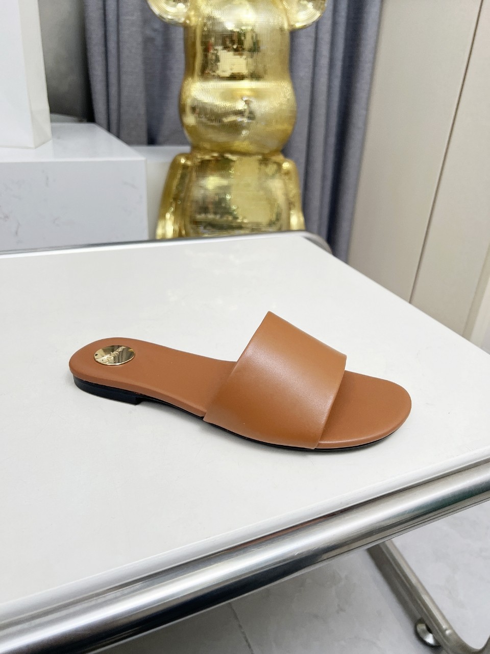 NO:424286,Saint Laurent: Dark brown cowhide slippers, rubber sole, genuine leather sole P size 35-44 (42.43.44 custom made without return) Fabric top layer cowhide sheepskin This slippers are elegant in style, easy to wear, fresh and energetic, flexible in interpretation of all kinds of shapes, decorated with classic gold metal nameplate, adding a different highlight to the shoes., Slippers, saint laurent, slippers, cowhide, sheepskin19860909圣罗兰 :深棕色牛皮拖鞋 橡胶底 真皮底P 码数35-44（42.43.44定做不退换） 面料头层牛皮羊皮里 这款便鞋风格优雅,穿搭轻松,洋溢清新朝气,灵活演绎百变造型,饰有经典金色金属铭牌,为鞋履增添别样亮点.,拖鞋,saint laurent,slippers,cowhide,sheepskin,Women's Shoes