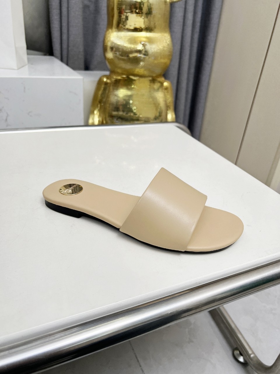 NO:424266,Saint Laurent: Apricot cowhide slippers, rubber sole, genuine leather sole P size 35-44 (42.43.44 custom made without return) Fabric top layer cowhide lambskin This slippers are elegant in style, easy to wear, full of freshness and vitality, flexible interpretation of the versatile shape, decorated with a classic gold metal nameplate, adding a unique highlight to the shoes., Slippers, saint laurent, slippers, cowhide, sheepskin19860909圣罗兰 :杏色牛皮拖鞋 橡胶底 真皮底P 码数35-44（42.43.44定做不退换） 面料头层牛皮羊皮里 这款便鞋风格优雅,穿搭轻松,洋溢清新朝气,灵活演绎百变造型,饰有经典金色金属铭牌,为鞋履增添别样亮点.,拖鞋,saint laurent,slippers,cowhide,sheepskin,Women's Shoes