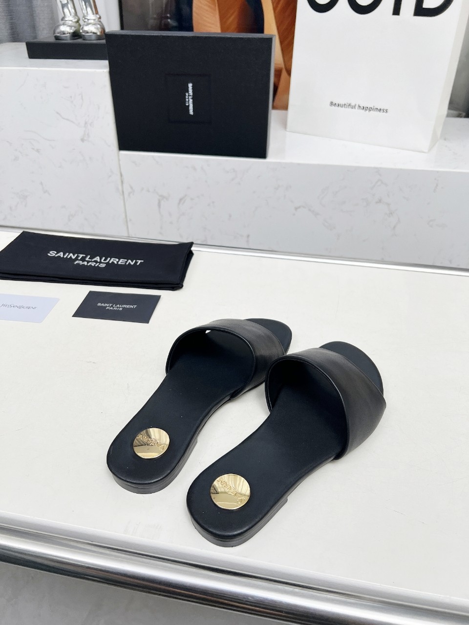 NO:424357,Saint Laurent: Black cowhide slippers, rubber sole, genuine leather sole P size 35-44 (42.43.44 custom made without return) Fabric top layer cowhide sheepskin This slippers are elegant in style, easy to wear, full of freshness and vitality, flexible interpretation of the versatile shape, decorated with classic gold metal nameplate, adding a unique highlight to the shoes., Slippers, saint laurent, slippers, cowhide, sheepskin19860909圣罗兰 :黑色牛皮拖鞋 橡胶底 真皮底P 码数35-44（42.43.44定做不退换） 面料头层牛皮羊皮里 这款便鞋风格优雅,穿搭轻松,洋溢清新朝气,灵活演绎百变造型,饰有经典金色金属铭牌,为鞋履增添别样亮点.,拖鞋,saint laurent,slippers,cowhide,sheepskin,Women's Shoes