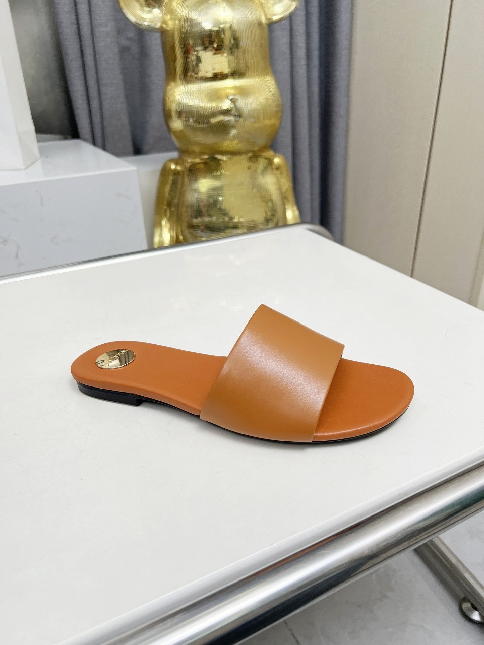 NO:424345,Saint Laurent: Light brown cowhide slippers, rubber sole, genuine leather sole P size 35-44 (42.43.44 custom made without return) Fabric top layer cowhide sheepskin This slippers are elegant in style, easy to wear, full of freshness and vitality, flexible interpretation of the versatile shape, decorated with classic gold metal nameplate, adding a unique highlight to the shoes., Slippers, saint laurent, slippers, cowhide, sheepskin19860909圣罗兰 :浅棕色牛皮拖鞋 橡胶底 真皮底P 码数35-44（42.43.44定做不退换） 面料头层牛皮羊皮里 这款便鞋风格优雅,穿搭轻松,洋溢清新朝气,灵活演绎百变造型,饰有经典金色金属铭牌,为鞋履增添别样亮点.,拖鞋,saint laurent,slippers,cowhide,sheepskin,Women's Shoes