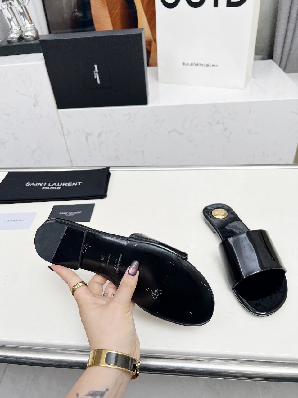 NO:424320,Saint Laurent: Black patent leather slippers, rubber sole, genuine leather sole P size 35-44 (42.43.44 custom made without return) Fabric top layer cowhide and sheepskin This slippers are elegant in style, easy to wear, fresh and energetic, flexible in interpretation of all kinds of shapes, decorated with classic gold metal nameplate, adding a different highlight to the shoes., Slippers, saint laurent, slippers, cowhide, sheepskin19860909圣罗兰 :黑色漆皮拖鞋 橡胶底 真皮底P 码数35-44（42.43.44定做不退换） 面料头层牛皮羊皮里 这款便鞋风格优雅,穿搭轻松,洋溢清新朝气,灵活演绎百变造型,饰有经典金色金属铭牌,为鞋履增添别样亮点.,拖鞋,saint laurent,slippers,cowhide,sheepskin,Women's Shoes