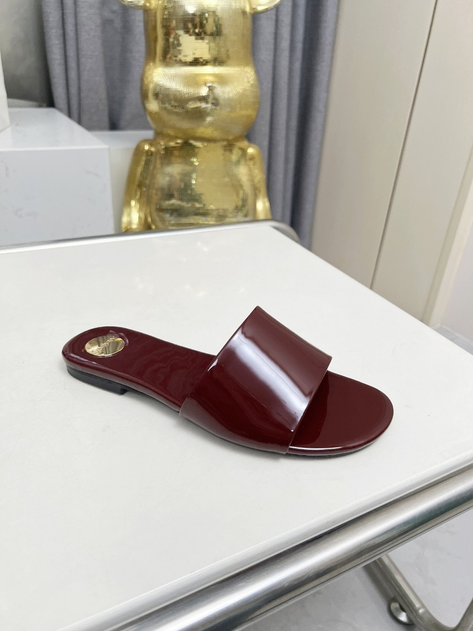 NO:424309,Saint Laurent: Burgundy patent leather slippers, rubber sole, genuine leather sole P size 35-44 (42.43.44 custom made without return) Fabric top layer cowhide and sheepskin This slippers are elegant in style, easy to wear, fresh and energetic, flexible in interpretation of all kinds of shapes, decorated with classic gold metal nameplate, adding a different highlight to the shoes., Slippers, saint laurent, slippers, cowhide, sheepskin19860909圣罗兰 :酒红色漆皮拖鞋 橡胶底 真皮底P 码数35-44（42.43.44定做不退换） 面料头层牛皮羊皮里 这款便鞋风格优雅,穿搭轻松,洋溢清新朝气,灵活演绎百变造型,饰有经典金色金属铭牌,为鞋履增添别样亮点.,拖鞋,saint laurent,slippers,cowhide,sheepskin,Women's Shoes