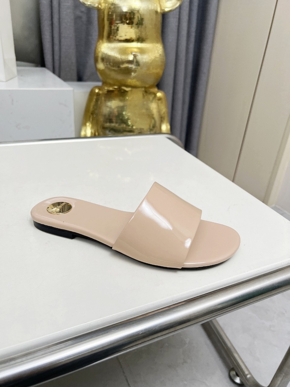 NO:424300,Saint Laurent: Apricot patent leather slippers, rubber sole, genuine leather sole P size 35-44 (42.43.44 custom made without return) Fabric top layer cowhide and sheepskin This slippers are elegant in style, easy to wear, fresh and energetic, flexible in interpretation of all kinds of shapes, decorated with classic gold metal nameplate, adding a different highlight to the shoes., Slippers, saint laurent, slippers, cowhide, sheepskin19860909圣罗兰 :杏色漆皮拖鞋 橡胶底 真皮底P 码数35-44（42.43.44定做不退换） 面料头层牛皮羊皮里 这款便鞋风格优雅,穿搭轻松,洋溢清新朝气,灵活演绎百变造型,饰有经典金色金属铭牌,为鞋履增添别样亮点.,拖鞋,saint laurent,slippers,cowhide,sheepskin,Women's Shoes