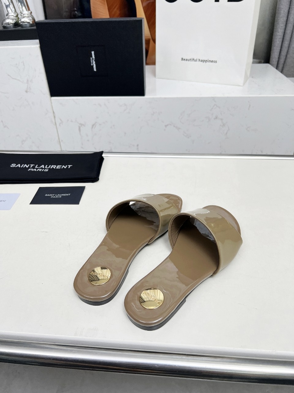 NO:424290,Saint Laurent: Khaki patent leather slippers, rubber sole, genuine leather sole P size 35-44 (42.43.44 custom made without return) Fabric top layer cowhide sheepskin This slippers are elegant in style, easy to wear, fresh and energetic, flexible in interpretation of all kinds of shapes, decorated with classic gold metal nameplate, adding a unique highlight to the shoes., Slippers, saint laurent, slippers, cowhide, sheepskin19860909圣罗兰 :卡其色漆皮拖鞋 橡胶底 真皮底P 码数35-44（42.43.44定做不退换） 面料头层牛皮羊皮里 这款便鞋风格优雅,穿搭轻松,洋溢清新朝气,灵活演绎百变造型,饰有经典金色金属铭牌,为鞋履增添别样亮点.,拖鞋,saint laurent,slippers,cowhide,sheepskin,Women's Shoes