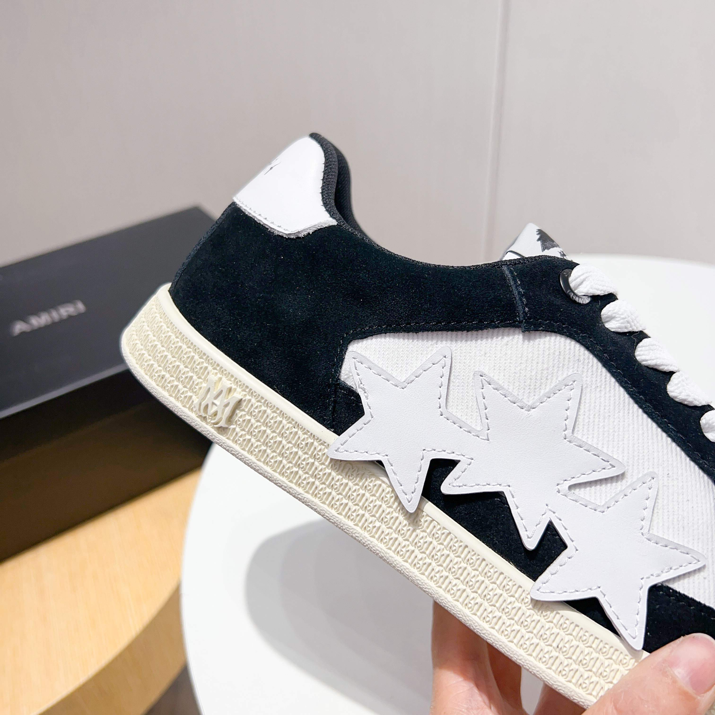 Amiri Low-Top Casual Sneakers in Premium Suede & Leather Star Design 5 a1742394379957 7484