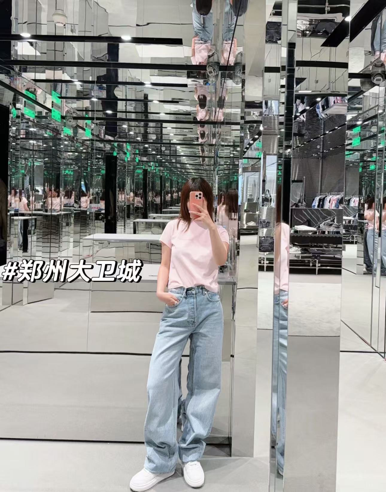 NO:413415,Alexand*r wang 25Ss spring and summer new style printed letters round neck short-sleeved T-shirt | Exclusive yb development!  High-end production!  Short version of age-reducing hot girls, super beautiful proportions, high visual sense, fixed-dye cherry blossom pink, low-key and high-end printed letter design in the same color, the same version, the pure cotton fabric is elastic, the upper body is super beautiful, full of leisure and vitality, super age-reducing and super versatile, spring and summer versatile items are available in stock, S/M/L,, T-shirt,tees, t-shirt,alexander wang19860909Alexand*r wang 25Ss春夏新款 印花字母圆领短袖T恤丨独家yb开发！高版出品！减龄辣妹短版型 超级显比例美高即视感 定染的樱花粉色巨美 同色系印花字母设计低调高级 版型裁剪都版一致 纯棉面料有弹力 上身超好看滴 休闲活力满满 超减龄超百搭 春夏百搭单品 现货发售S/M/L,,T-shirt,tees，t-shirt,alexander wang,Women's clothing