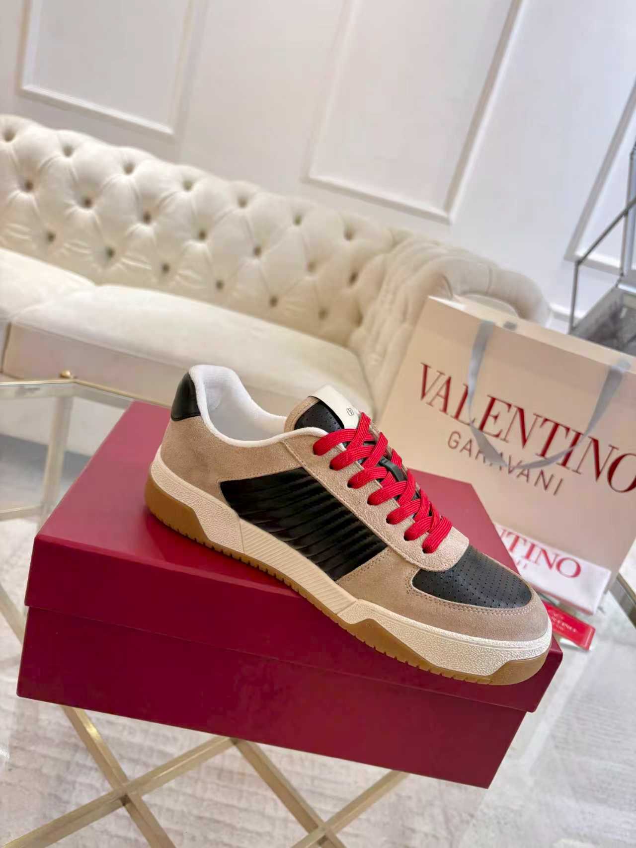 NO:690185,Valentino Valentino autumn and winter casual shoes!  Top version!  1:1 development of the original version!  Lasting + electric embroidery technology, classic color matching, fashionable and versatile, full set of packaging at the same time at the counter. Fabric: A-grade super soft cowhide + high mercerized Oxford. Lining: terry cloth + original foot pads. Outsole: original TPU material outsole. Non-slip and wear-resistant. Code number: male 39～45 (46 customized), valentino, valentino, cowhide19860909Valentino 华伦天奴 秋冬款休闲鞋！顶级版本！ 原版1:1开发！套楦+电绣工艺,经典拼色 时尚百搭,专柜同步全套包装 面料: A级超软牛皮+高丝光牛津 内里:毛巾布里+原版垫脚 大底:原版TPU材质大底 防滑耐磨 码数:男39～45（46定做）,,valentino,valentino,cowhide,Men's shoes