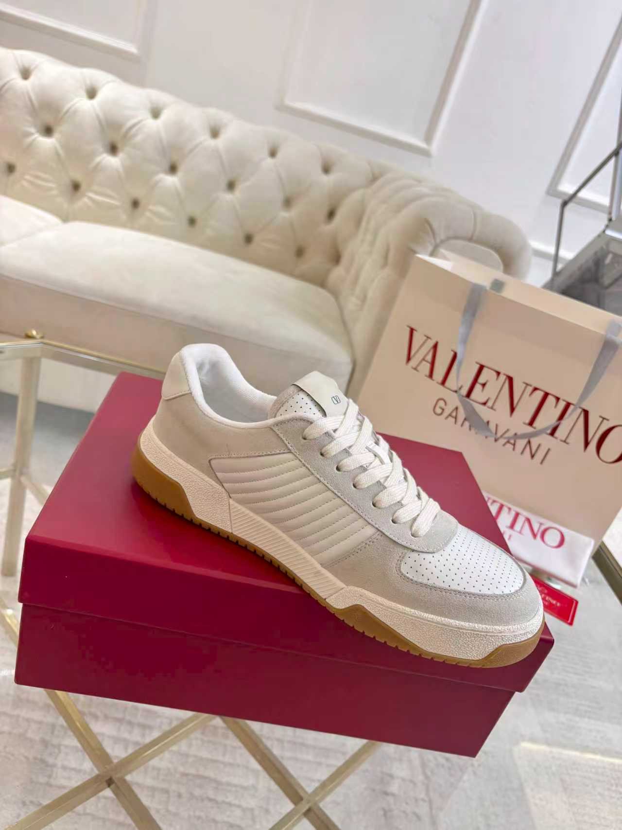 NO:690188,Valentino Valentino autumn and winter casual shoes!  Top version!  1:1 development of the original version!  Lasting + electric embroidery technology, classic color matching, fashionable and versatile, full set of packaging at the same time at the counter. Fabric: A-grade super soft cowhide + high mercerized Oxford. Lining: terry cloth + original foot pads. Outsole: original TPU material outsole. Non-slip and wear-resistant. Code number: male 39～45 (46 customized), valentino, valentino, cowhide19860909Valentino 华伦天奴 秋冬款休闲鞋！顶级版本！ 原版1:1开发！套楦+电绣工艺,经典拼色 时尚百搭,专柜同步全套包装 面料: A级超软牛皮+高丝光牛津 内里:毛巾布里+原版垫脚 大底:原版TPU材质大底 防滑耐磨 码数:男39～45（46定做）,,valentino,valentino,cowhide,Men's shoes