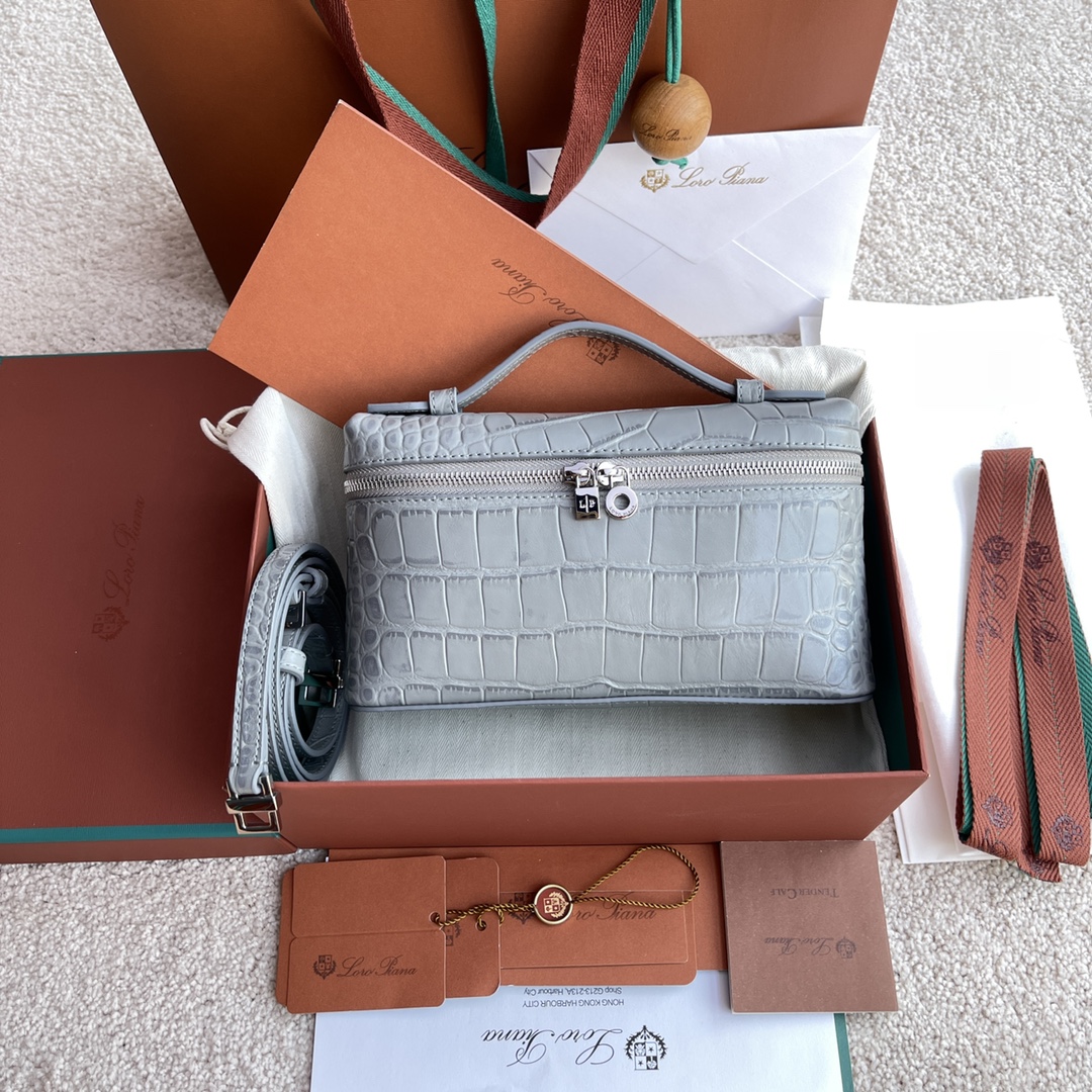 NO:198213,~(Not available for packaging) Extra Pocket L Crocodile Pattern Series #Gray【imported original leather   pure steel silver hardware】Calf leather crocodile pattern production main material ~ Sheepskin lining# The wide opening bag is made of butter-like soft calf leather. It comes with removable shoulder straps to create a versatile mini bag. Bidirectional zipper opening, height 11cm*width 19cm*deep 6.5cm. Calf leather/item number: FAN, LP, loro piana, mini bags, cowhide, sheepskin19860909～(不配包装) Extra Pocket L 鳄鱼纹系列#灰色【进口原厂皮 纯钢银色五金】 小牛皮鳄鱼纹制作主体材质~羊皮里料# 宽开口小袋采用如黄油般柔软的小牛皮打造.随附可拆卸肩带,可打造出百搭迷你包袋.双向拉链开口, 高度11cm*宽度19cm*深度6.5cm. 小牛皮/货号:FAN,LP,loro piana,mini bags,cowhide,sheepskin,Bag